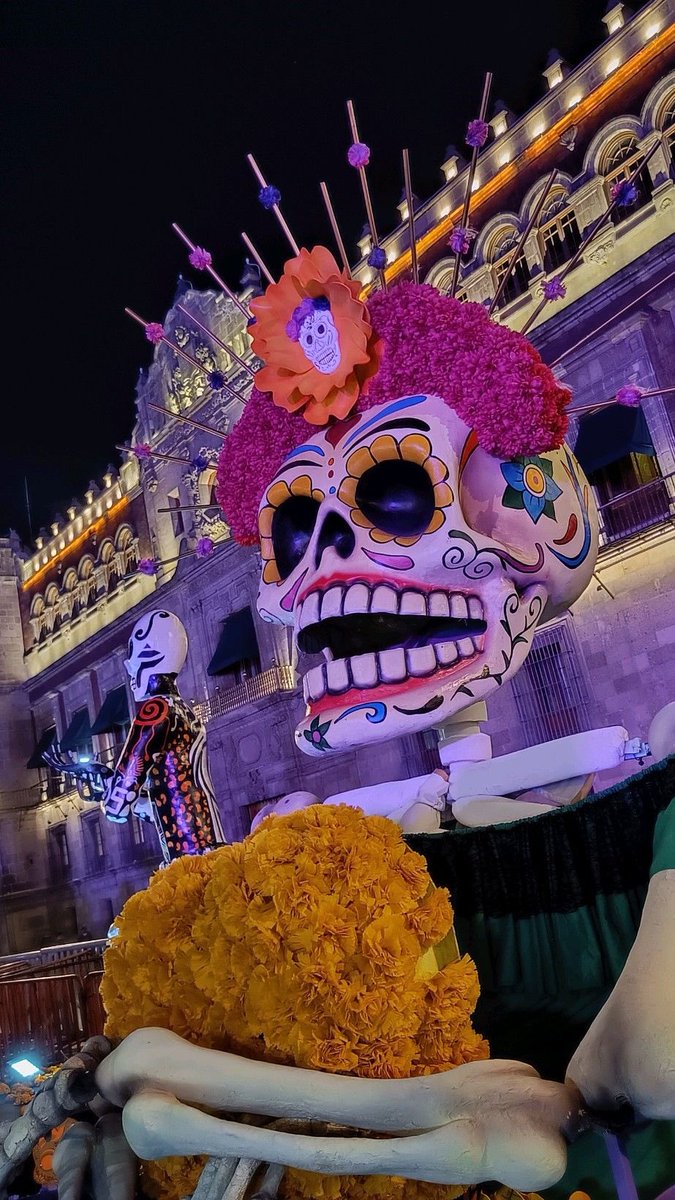charlie_macias1's tweet photo. Reforma en otoño 🍂 y vísperas de #diademuertos💀 
#diademuertos #otoñoenmexico #quesigalatradición #nuestrosmuertos pt.2 https://t.co/uh67Ihn4Ul
