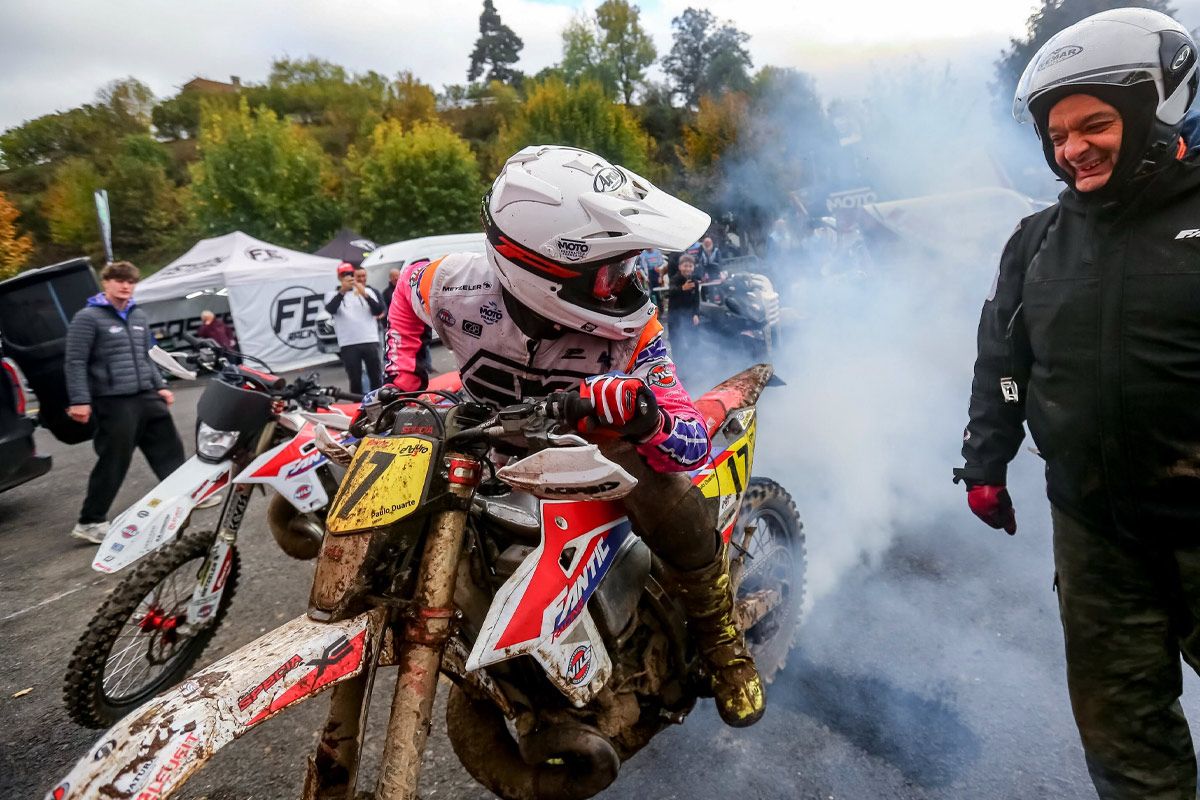 Freenduro's tweet photo. Finale CDF Enduro Langogne (J2) :  

Scratch supersonique de Julien Roussaly, sacre E3 pour Théo Espinasse, couronnement E2 d'Antoine Magain et grand chelem de Dorian Simon : retour complet sur le dénouement de la saison. 

résultats >> https://t.co/06jboTdVDX https://t.co/bCBJIPWT2S
