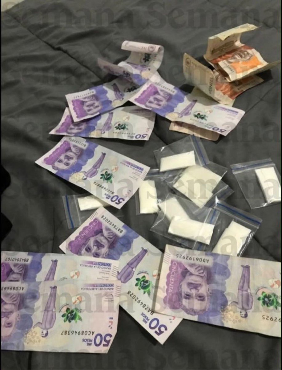 DavidPorrasP's tweet photo. Al menos debieron meterle bicarbonato a las bolsas de supuesta cocaína presentadas como “pruebas” en el caso de 
Deicy Jiménez, en lugar de meter  pedazos de cartón blanco. Acerquen la imagen. https://t.co/ugJeXyPVpD