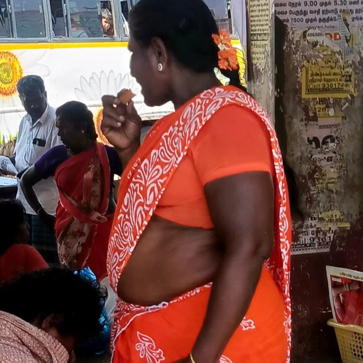 Ram08738381's tweet photo. Today evening bus stop la nina... Variya nu action panina. Na ivankita number vankurathu kulla Ava bus vanthurchu. Rendu nall kaluchu varenu sollitu poita😣.. yarukavuthu venuma ivala ??? https://t.co/YuNfNpuYRK