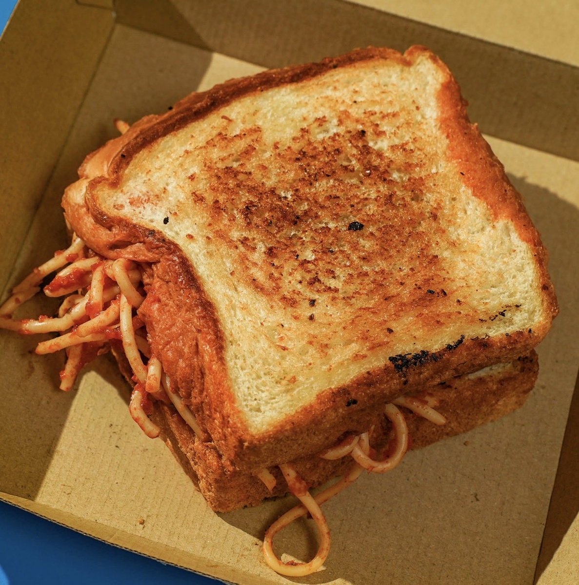 darrenrovell's tweet photo. Debuting today at the @Lions game: 

S’ghetti Sandwich from @Eminem.

Two slices of garlic toast with mozzarella cheese, spaghetti and marinara on top.

(via @LevyRestaurants) https://t.co/QGkv1V4BRM