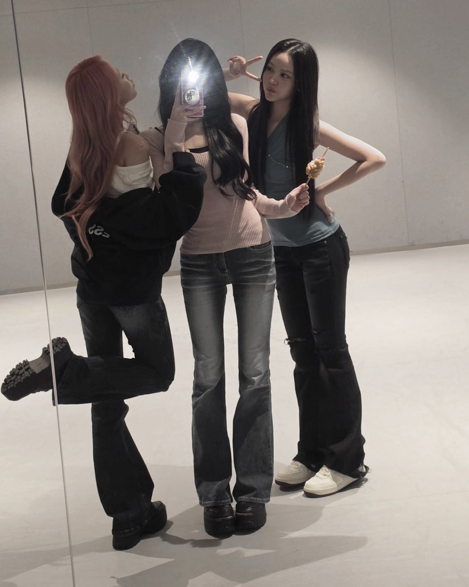 lomoneg4h's tweet photo. นี่ชอบยีนส์ขาม้าทรงที่ไอดอลเกาใส่มาก ใส่แล้วหุ่นสวยดูมีสัดส่วนอะ แล้วแบรนด์ไทยแบรนด์นี้ทำออกมาได้ทรงถูกต้อง ในงบไม่เกิน500บาท😭 https://t.co/1v9kQUTH1d