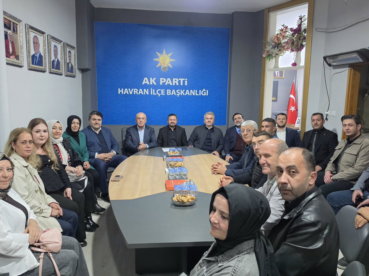 ma_balikesir's tweet photo. 📍Havran İlçe Başkanlığı

Milletvekillerimiz İsmail Ok, Mustafa Canbey ve MKYK Üyemiz Cemal Bekle ile birlikte Havran İlçe Teşkilatımıza ziyarette bulunarak ilçemizde yaptığımız çalışmalarımızı değerlendirdik.

Misafirperverlikleri için İlçe Başkanımız Sercan Şık ve Belediye Başkanımız Emin Ersoy'a teşekkür ediyoruz. Hep birlikte emin adımlarla #DurmakYokYolaDevam 🇹🇷