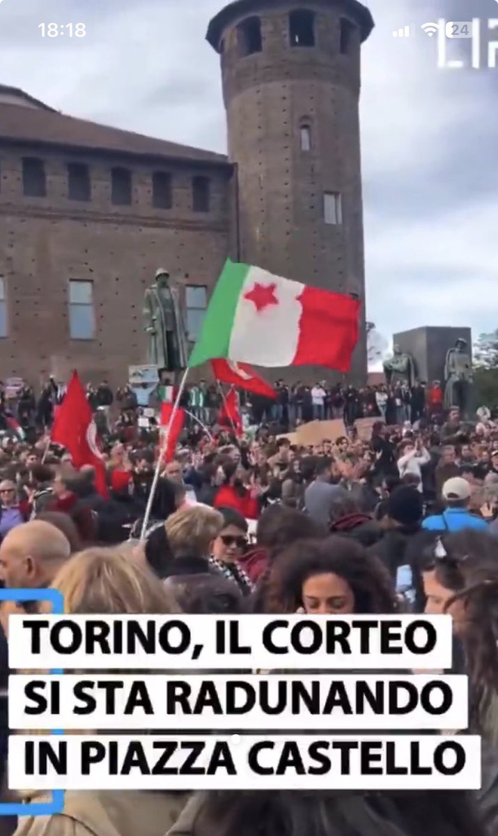 diTerralba's tweet photo. A Torino e Napoli compaiono le prime bandiere tricolori con la stella rossa comunista in mezzo, come era nelle bandiere della Romania di Ceausescu e nella Jugoslavia comunista.
A parte la vergogna, lo schifo, di sporcare la bandiera nazionale con lo stemma rosso, dichiarando quindi di voler instaurare una dittatura in Italia, ricordo a questi idrocefali che di solito quando si profila un rischio del genere, la borghesia non sta a guardare, e nemmeno i militari... Aprano qualche libro di storia, se sanno leggere…