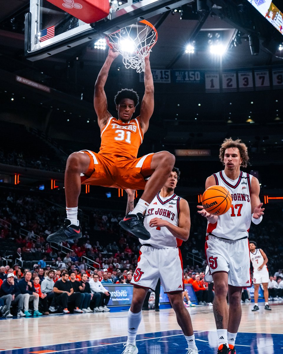 TexasMBB's tweet photo. 1st half frames in New York 🤘

#AlwaysCompete | #HookEm https://t.co/7b5TcmfKeU