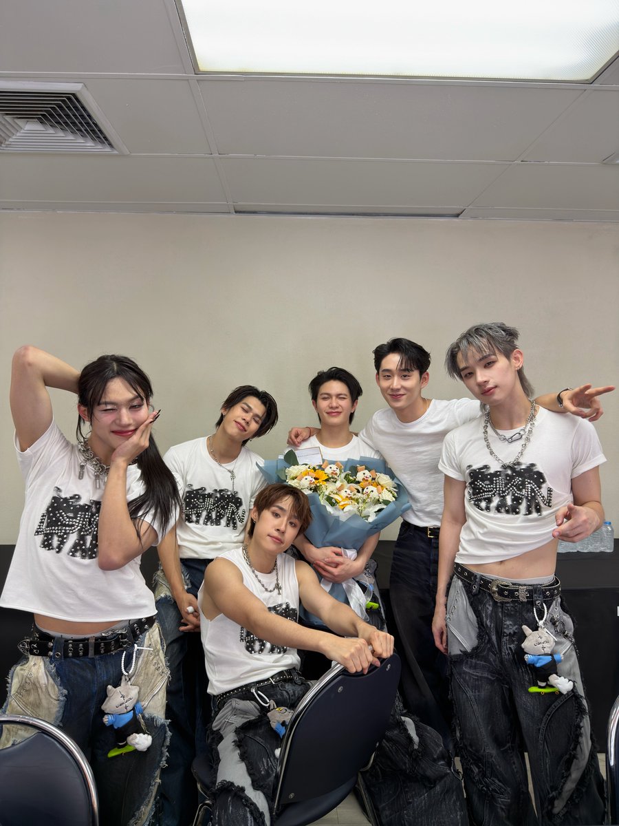 appch__'s tweet photo. แต่คนยืนตรงกลางถือดอกไม้เป็นคนเดิมตลอดเลยยย 🫳🏻💖

REFLEXION FOREVER
#LYKNReflexionConcertD3
#WilliamEst #LYKN https://t.co/G8qafpXPuV