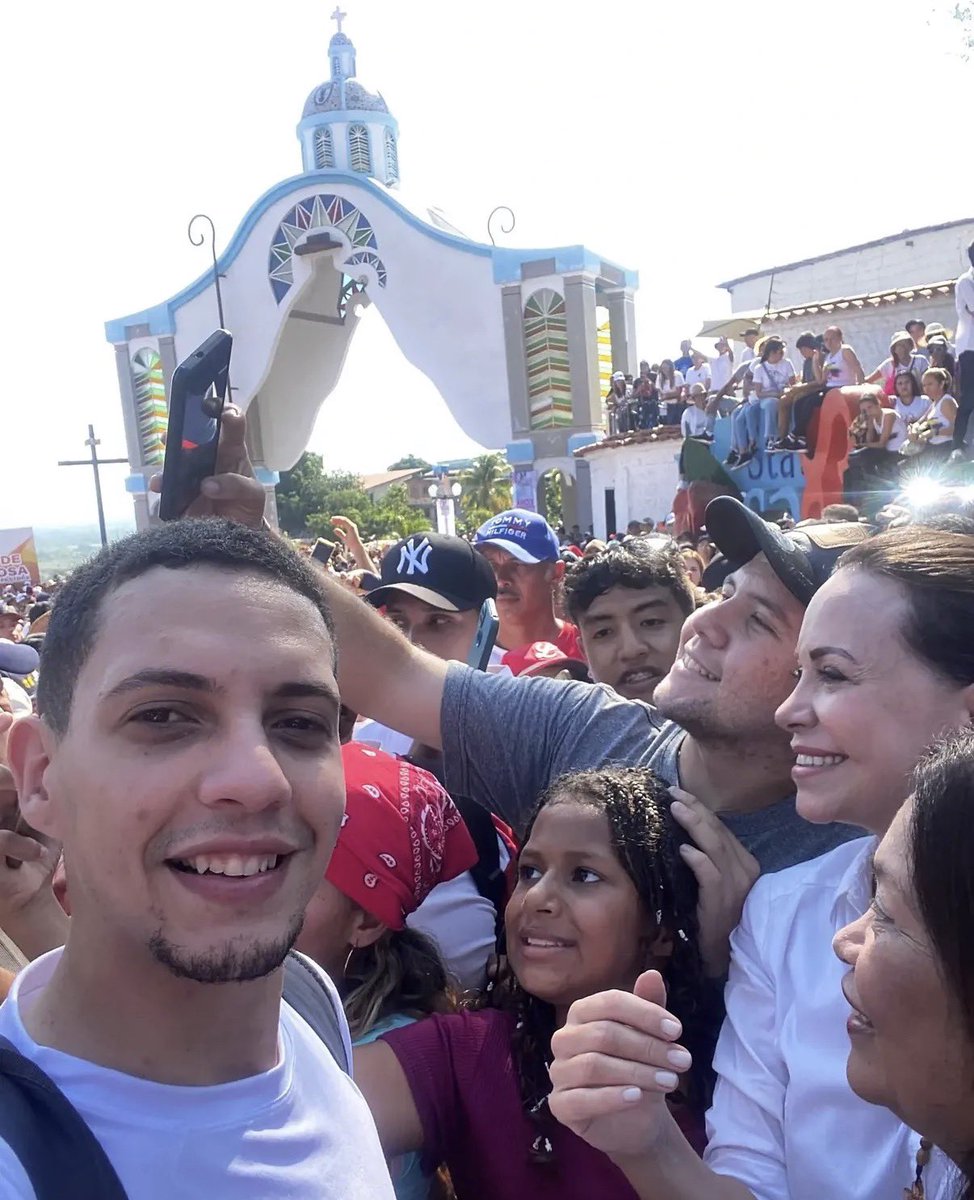 IsmaelGabriel22's tweet photo. ¡Bendita Divina Pastora!

Más de una década tiene María Corina visitando Santa Rosa cada 14 de enero y acompañando la procesión de la Divina Pastora. La última vez que pudimos acompañarla fue en 2024, luego, yo estaba preso y ella en clandestinidad y posteriormente en el exilio. 

Pero no es casualidad que el día de la Divina Pastora, el 14 de enero de este año, yo fui excarcelado, y que hoy, apenas @MariaCorinaYA retornó a su patria, lo primero que haga es ir al Santuario. Esta lucha es espiritual, y la vamos a ganar, de la mano de Dios y de mi pastorcita que jamás nos desampara. 

Gracias Divina Pastora. ¡Salve Reina!