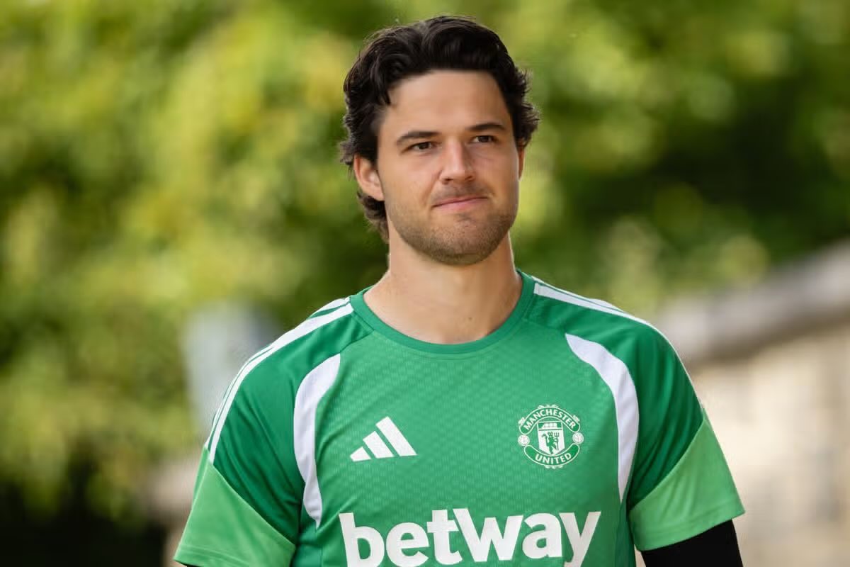 qatar_red_devil's tweet photo. Nothing special about #Senne . Not a single wow shot stop, no leadership at the back , Raymond van der Gouw was a more able keeper . 
#MUFC #MANBOR #Carrick 

Get rid - we should have gone for Dibu Martinez https://t.co/YFBydBwLa2