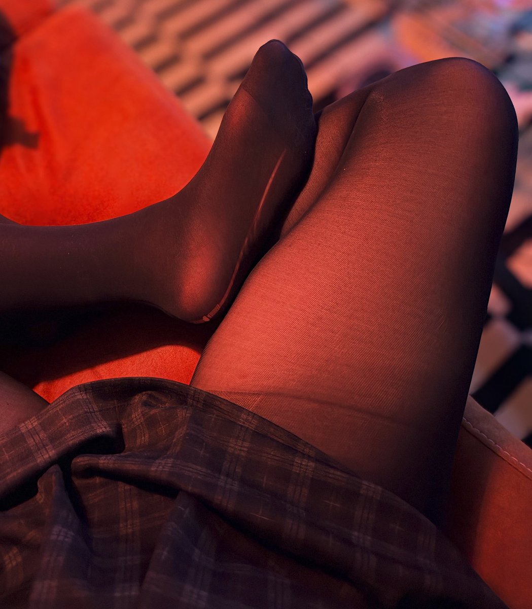nyxeradev's tweet photo. enjoy some #feet and #thigh while i wait for my take out ☺️ #nsfwtwt https://t.co/NFIG9e4oPV
