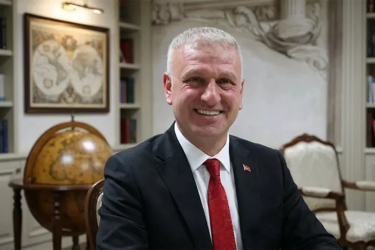 kemalozercom's tweet photo. Azerbaycan istedi, başörtüsü yasağını eleştiren Cumhurbaşkanı Başdanışmanı Oktay Saral görevden alınmış.

Bir kişinin yüz kızartıcı bir suçtan değil de başörtünü savunduğu için alınması onun için şereftir. https://t.co/c1oOKGCtef