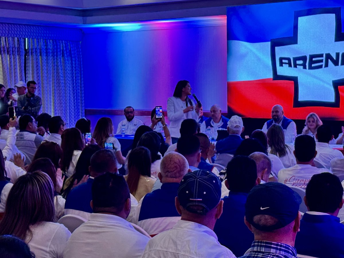 ARENAOFICIAL's tweet photo. “Gracias a aquellos que se han mantenido en ARENA a través de las décadas, férreos y leales, y gracias a los que se han sumado recientemente porque también refrescan la trayectoria de este instituto político”. Mayteé Iraheta candidata a la presidencia 
#ARENA #ElSalvador https://t.co/VXsvZFm67E