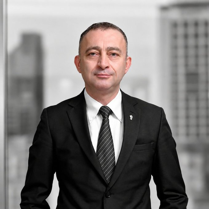 TC_MKemal's tweet photo. İstanbul Barosu 'nun yeni başkanı Ümit Kocasakal ın ilk açıklaması  

👉  "Anayasamızın ilk dört maddesine olumluyu, olumsuzu bilmem, hiç kimse dokunamaz."  

Ümit başkan için büyük bir DESTEK alkışı rica ediyorum. 

 İlk alkış benden 👏👏👏 https://t.co/uu2Lj31mue
