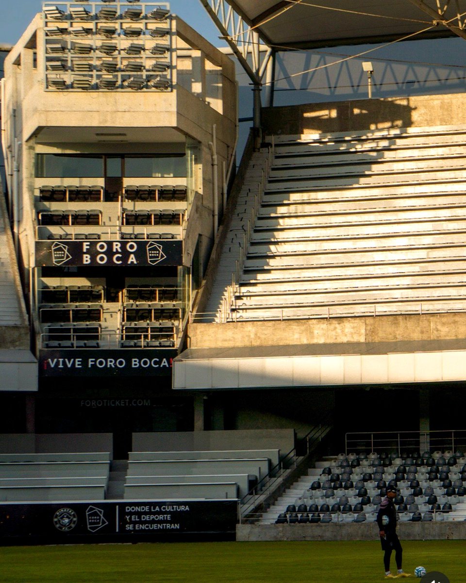 MXESTADIOS's tweet photo. Estadio Pirata Fuente.
Justamente esa sección que tiene sombra es la que no tiene visibilidad completa del campo.
Fue la zona que diseñaron mal.
Y como son 4 torres de palcos, hay 4 secciones con visibilidad limitada.

Este estadio es un monumento a la corrupción en Veracruz. https://t.co/hrjmD3ZJ78