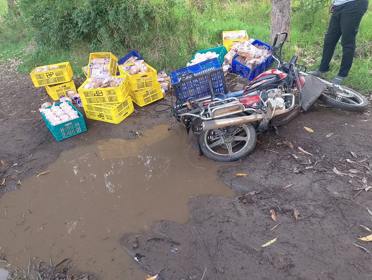 mkadi_254's tweet photo. Kenyan roads don't care about your targets😭
Bread delivery down in the mud, rider down, but breads still standing.bad day at work https://t.co/PH6f5wuhBL