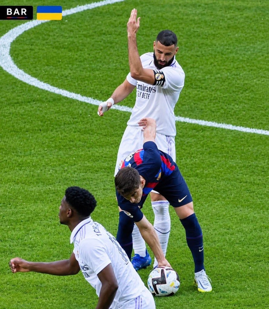 goldenishim's tweet photo. Throwback to when Benzema slapped Gavi in the El Clasico and the next day he won the Ballon D'or right in front of Gavi.😭 https://t.co/bKBYbDqHtg