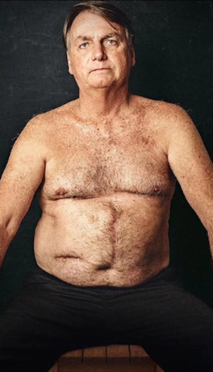 graceevelyn314's tweet photo. Fazendo um apelo aqui pra próxima pessoa que for dar uma facada nele por favor cortar na vertical pra já fazer uma lipo nesse gordo inútil https://t.co/E2QBPs3e25