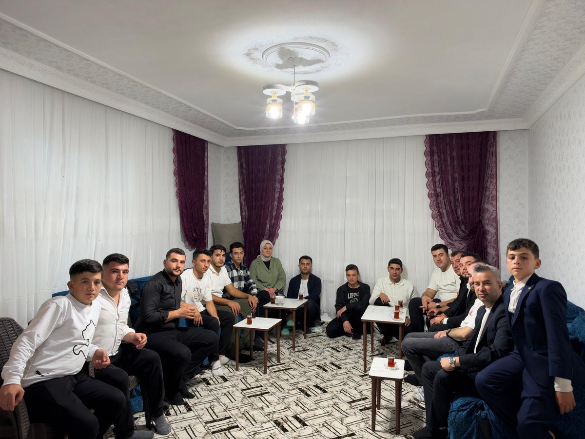 bese_yakup's tweet photo. Yürütme,Yönetim Kurulu Üyelerimiz ve Gençlik Kolları Teşkilatımız ile birlikte;

Kozluyazı Mahallemizin kıymetli sakinlerinden Arif Demir abimizi hanesinde ziyaret ettik.

Misafirperverliği ve güzel muhabbeti için Arif Demir abimize teşekkür ediyoruz.

@RTErdogan
@avyusufibis
@abdulhamitgul
@fatihseyrekk
@fmfedaioglu 
@FatmaSahin 
@avmustafadurmus
@ismailguler027
@umutymz 
@avyaseminkaraca
@AKGenclikGM
@AKPartiG_Antep