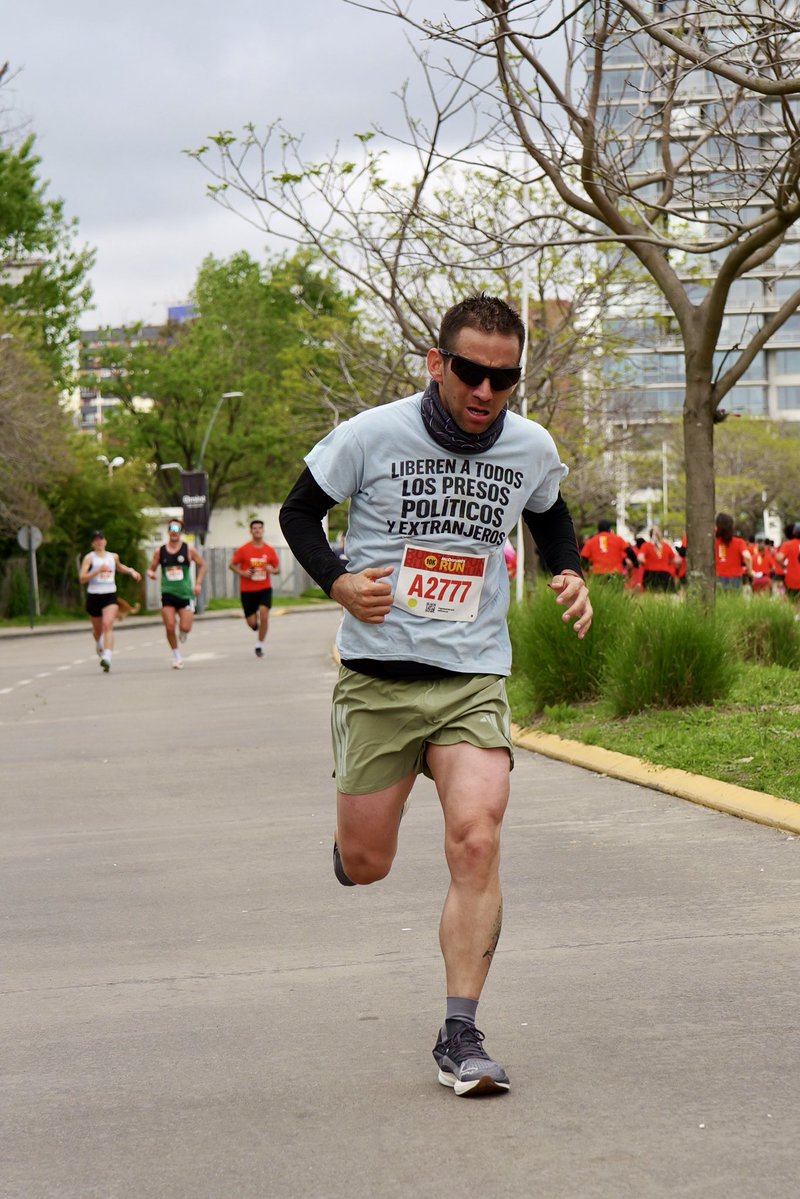 nahuollag's tweet photo. Hoy volví a poner el cuerpo, la cabeza y el corazón en una carrera. 🏃‍♂️🇦🇷 Corrí los 10K de McDonald’s RUN en 44 minutos, pero para mí esta carrera significó mucho más que un tiempo o una meta cruzada.

Hay una foto en la que levanto mis dedos hacia el cielo. Muchos quizás vean solamente un gesto, pero detrás de él hay una historia, recuerdos, dolor, fe y esperanza. 🙏

Cuando estuve 448 días privado de mi libertad en Venezuela, en medio de la incertidumbre, el miedo y la oscuridad, le pedía a Dios y a mis abuelas que me ayudaran a recuperar mi libertad, que me permitieran volver a abrazar a mi familia y reencontrarme con mi hijo. Fueron días en los que aferrarme a la fe me ayudó a mantener viva la esperanza de volver a casa.

Hoy estoy acá, corriendo, respirando libertad y pudiendo abrazar a los míos. Y cada vez que levanto mis dedos al cielo, vuelvo a recordar aquellas súplicas que hacía cuando estaba encerrado. No me olvido de dónde vengo ni de lo que viví.

Pero hoy mi pedido es también por aquellos que todavía no pueden correr hacia sus hijos, abrazar a sus padres o sentarse nuevamente con sus familias. Por los presos políticos que siguen encerrados, por los que esperan una noticia, por los que resisten cada día y por las familias que afuera siguen luchando sin perder la esperanza.

Mi libertad no puede hacerme olvidar a quienes todavía esperan la suya. Por eso corro, por eso levanto la voz y por eso voy a seguir utilizando cada oportunidad para recordar que detrás de cada preso político hay una vida, una familia y una historia que merece ser escuchada.

Hoy corrí por mí, por mi historia, por mis abuelas y por todos los que todavía esperan volver a ser libres. Que llegue el día en que nadie tenga que pedirle al cielo lo que nunca debió perder: su libertad.

Justicia y libertad 🇦🇷🇻🇪

#PresosPolíticos #Venezuela #LibertadParaTodos #DerechosHumanos #NuncaMás #Argentina #JusticiaYLibertad