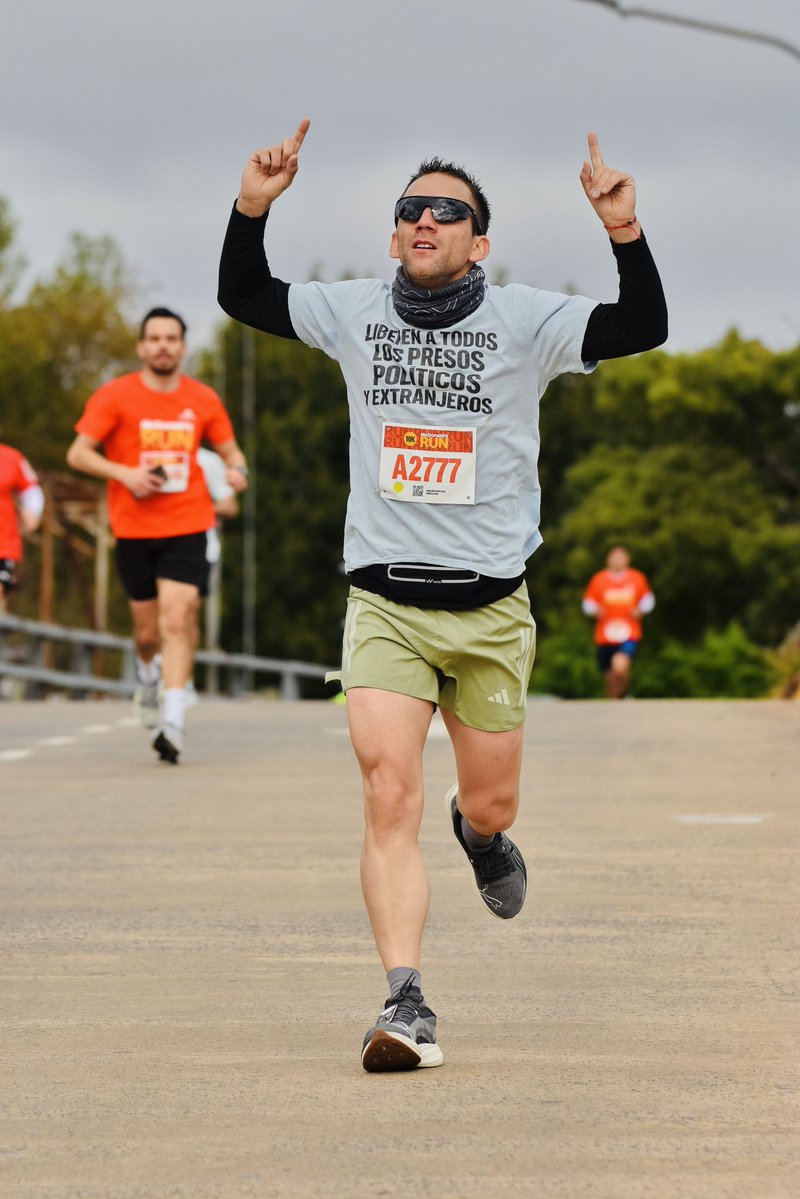 nahuollag's tweet photo. Hoy volví a poner el cuerpo, la cabeza y el corazón en una carrera. 🏃‍♂️🇦🇷 Corrí los 10K de McDonald’s RUN en 44 minutos, pero para mí esta carrera significó mucho más que un tiempo o una meta cruzada.

Hay una foto en la que levanto mis dedos hacia el cielo. Muchos quizás vean solamente un gesto, pero detrás de él hay una historia, recuerdos, dolor, fe y esperanza. 🙏

Cuando estuve 448 días privado de mi libertad en Venezuela, en medio de la incertidumbre, el miedo y la oscuridad, le pedía a Dios y a mis abuelas que me ayudaran a recuperar mi libertad, que me permitieran volver a abrazar a mi familia y reencontrarme con mi hijo. Fueron días en los que aferrarme a la fe me ayudó a mantener viva la esperanza de volver a casa.

Hoy estoy acá, corriendo, respirando libertad y pudiendo abrazar a los míos. Y cada vez que levanto mis dedos al cielo, vuelvo a recordar aquellas súplicas que hacía cuando estaba encerrado. No me olvido de dónde vengo ni de lo que viví.

Pero hoy mi pedido es también por aquellos que todavía no pueden correr hacia sus hijos, abrazar a sus padres o sentarse nuevamente con sus familias. Por los presos políticos que siguen encerrados, por los que esperan una noticia, por los que resisten cada día y por las familias que afuera siguen luchando sin perder la esperanza.

Mi libertad no puede hacerme olvidar a quienes todavía esperan la suya. Por eso corro, por eso levanto la voz y por eso voy a seguir utilizando cada oportunidad para recordar que detrás de cada preso político hay una vida, una familia y una historia que merece ser escuchada.

Hoy corrí por mí, por mi historia, por mis abuelas y por todos los que todavía esperan volver a ser libres. Que llegue el día en que nadie tenga que pedirle al cielo lo que nunca debió perder: su libertad.

Justicia y libertad 🇦🇷🇻🇪

#PresosPolíticos #Venezuela #LibertadParaTodos #DerechosHumanos #NuncaMás #Argentina #JusticiaYLibertad