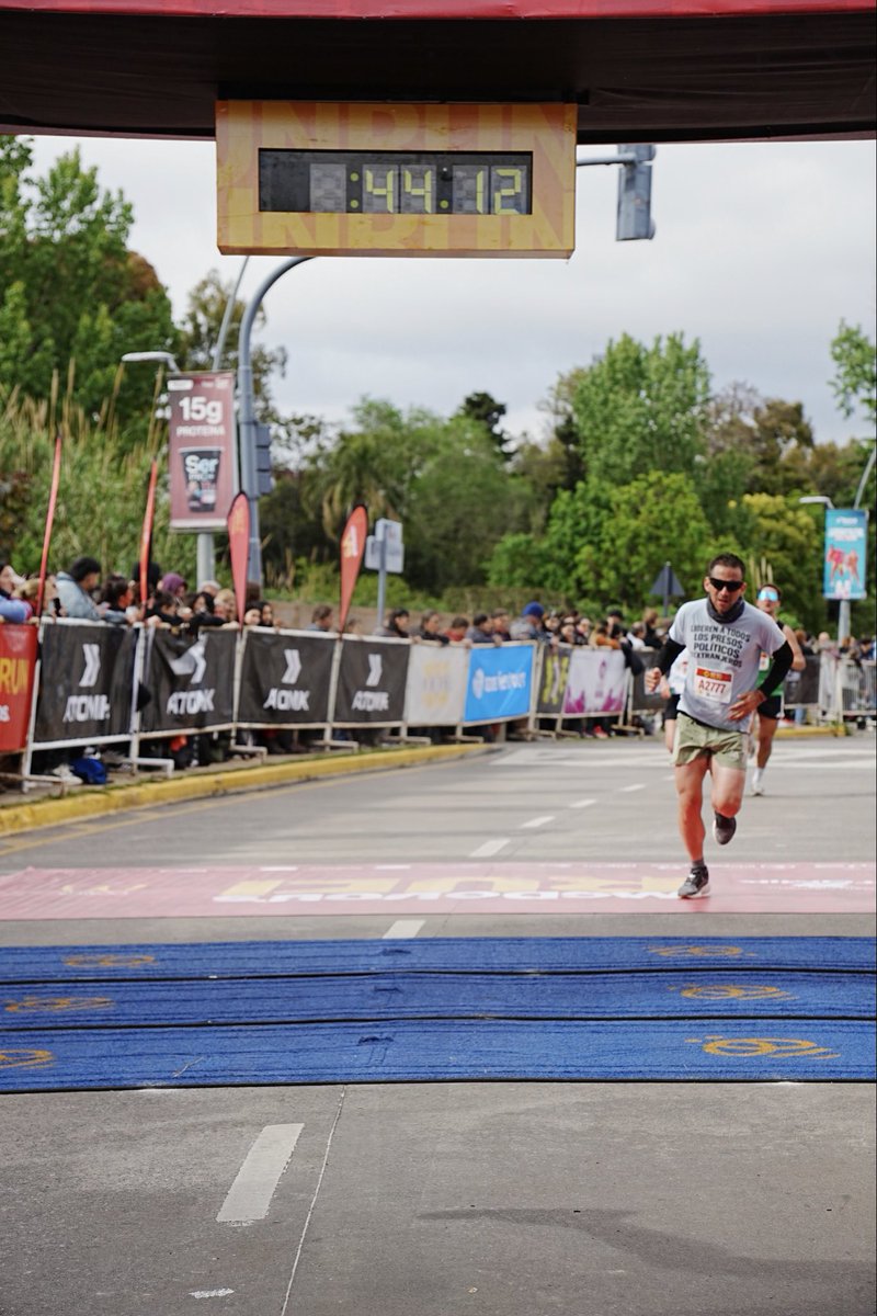 nahuollag's tweet photo. Hoy volví a poner el cuerpo, la cabeza y el corazón en una carrera. 🏃‍♂️🇦🇷 Corrí los 10K de McDonald’s RUN en 44 minutos, pero para mí esta carrera significó mucho más que un tiempo o una meta cruzada.

Hay una foto en la que levanto mis dedos hacia el cielo. Muchos quizás vean solamente un gesto, pero detrás de él hay una historia, recuerdos, dolor, fe y esperanza. 🙏

Cuando estuve 448 días privado de mi libertad en Venezuela, en medio de la incertidumbre, el miedo y la oscuridad, le pedía a Dios y a mis abuelas que me ayudaran a recuperar mi libertad, que me permitieran volver a abrazar a mi familia y reencontrarme con mi hijo. Fueron días en los que aferrarme a la fe me ayudó a mantener viva la esperanza de volver a casa.

Hoy estoy acá, corriendo, respirando libertad y pudiendo abrazar a los míos. Y cada vez que levanto mis dedos al cielo, vuelvo a recordar aquellas súplicas que hacía cuando estaba encerrado. No me olvido de dónde vengo ni de lo que viví.

Pero hoy mi pedido es también por aquellos que todavía no pueden correr hacia sus hijos, abrazar a sus padres o sentarse nuevamente con sus familias. Por los presos políticos que siguen encerrados, por los que esperan una noticia, por los que resisten cada día y por las familias que afuera siguen luchando sin perder la esperanza.

Mi libertad no puede hacerme olvidar a quienes todavía esperan la suya. Por eso corro, por eso levanto la voz y por eso voy a seguir utilizando cada oportunidad para recordar que detrás de cada preso político hay una vida, una familia y una historia que merece ser escuchada.

Hoy corrí por mí, por mi historia, por mis abuelas y por todos los que todavía esperan volver a ser libres. Que llegue el día en que nadie tenga que pedirle al cielo lo que nunca debió perder: su libertad.

Justicia y libertad 🇦🇷🇻🇪

#PresosPolíticos #Venezuela #LibertadParaTodos #DerechosHumanos #NuncaMás #Argentina #JusticiaYLibertad