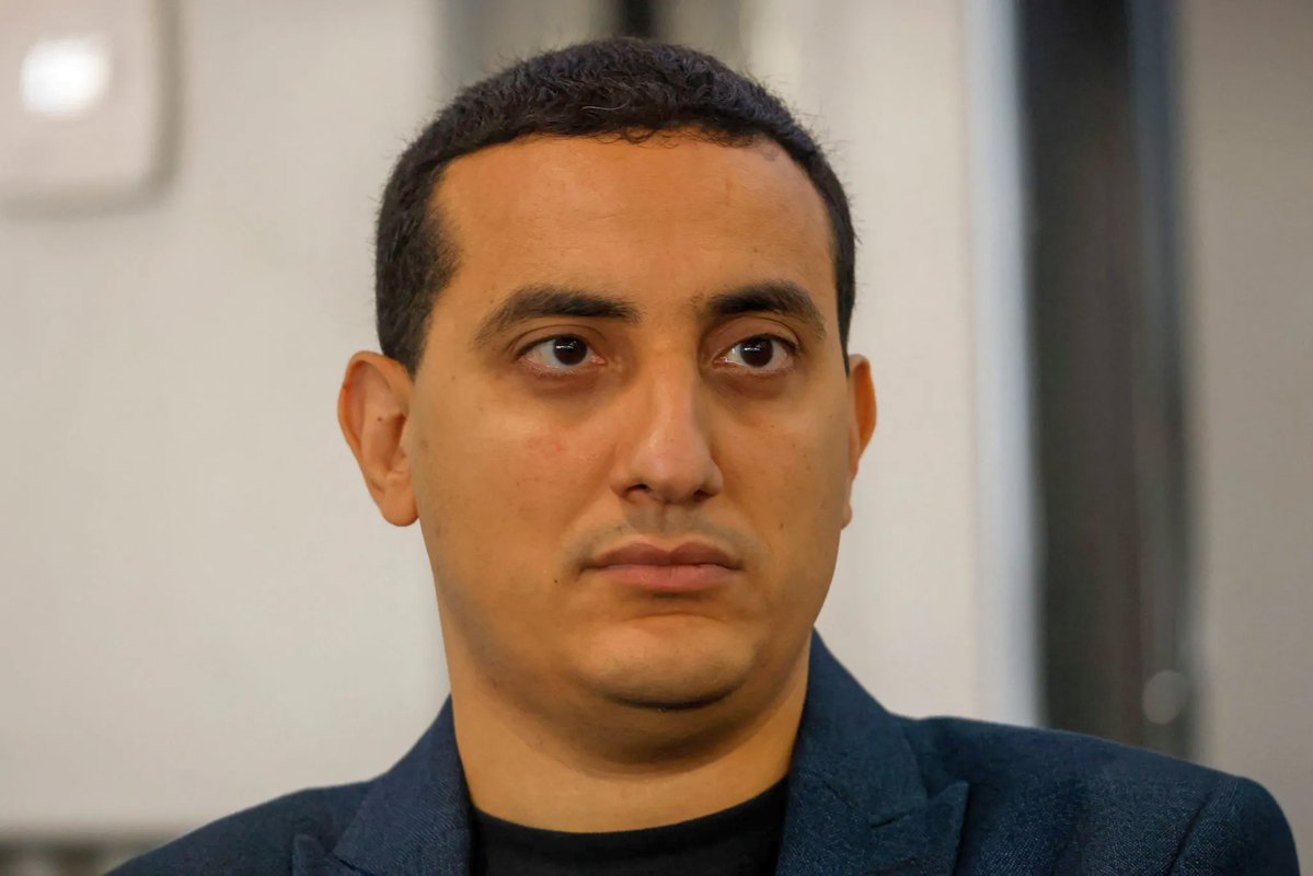 Outofnone1's tweet photo. 🔴 Ali Rabeh, maire de #Trappes très républicain...

- Son élection de 2020 à Trappes est invalidée en justice pour fraude électorale et propagande illégale. Le Conseil d'État annule de justesse l'inéligibilité qui faisait partie de la condamnation. 

- En 2021, alors que Didier Lemaire, professeur de philosophie à Trappes, a publiquement alerté sur une "emprise islamiste" et un communautarisme religieux à Trappes, se disant menacé, Ali Rabeh l'enfonce et l'a accusé d’islamophobie et de racisme, est intervenu au lycée en distribuant des tracts, et a poursuivi Lemaire en diffamation. Imaginez... alors que Samuel Paty a été assassiné un an plus tôt...

- En 2025, il affiche des banderoles pro-Gaza et de soutien à la Palestine sur la mairie.

- Le 23 octobre 2026, lors de sa première déclaration publique après la tuerie de Trappes, il y a juste derrière lui Elias d'Imzalène, un islamiste condamné, fiché S, qui appelait publiquement à l'intifada en France.
