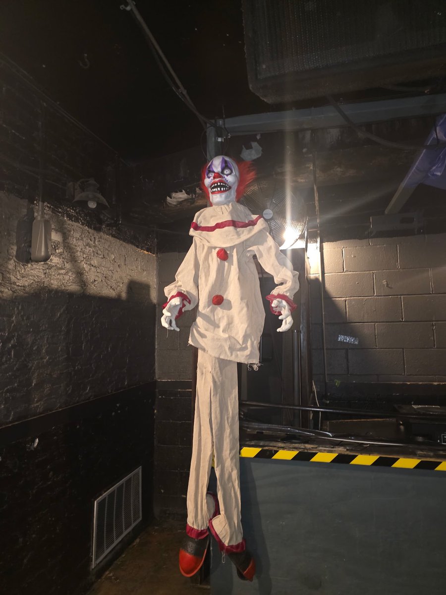 CellBlockChi's tweet photo. 🚨🚨🚨 ALERT AND ATTENTION.  THE BACK BAR OF THE LEGENDARY CELL BLOCK HAS BEEN OVERRUN BY SEX CRAVED CLOWNS.  SUNDAY BUNDAY STARTS NOW.  #GETINHERE https://t.co/5jP2Yzpst7