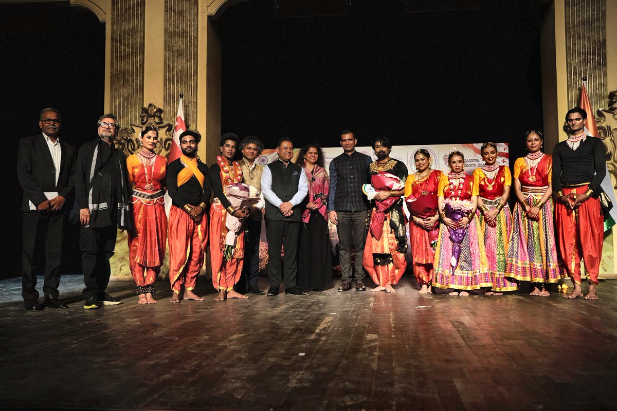 IndEmbGeorgia's tweet photo. More glimpses from the event:

@MEAIndia @IndianDiplomacy @iccr_hq @MinOfCultureGoI @PIB_India @airnewsalerts

#IndiaGeorgia #IndiaInGeorgia #ICCR #TRIKAAYA #IndianClassicalDance #MayurbhanjChhau #Bharatanatyam #CulturalDiplomacy #RustaveliTheatre #Tbilisi #Georgia (2/2) https://t.co/BucN8LZ9nU