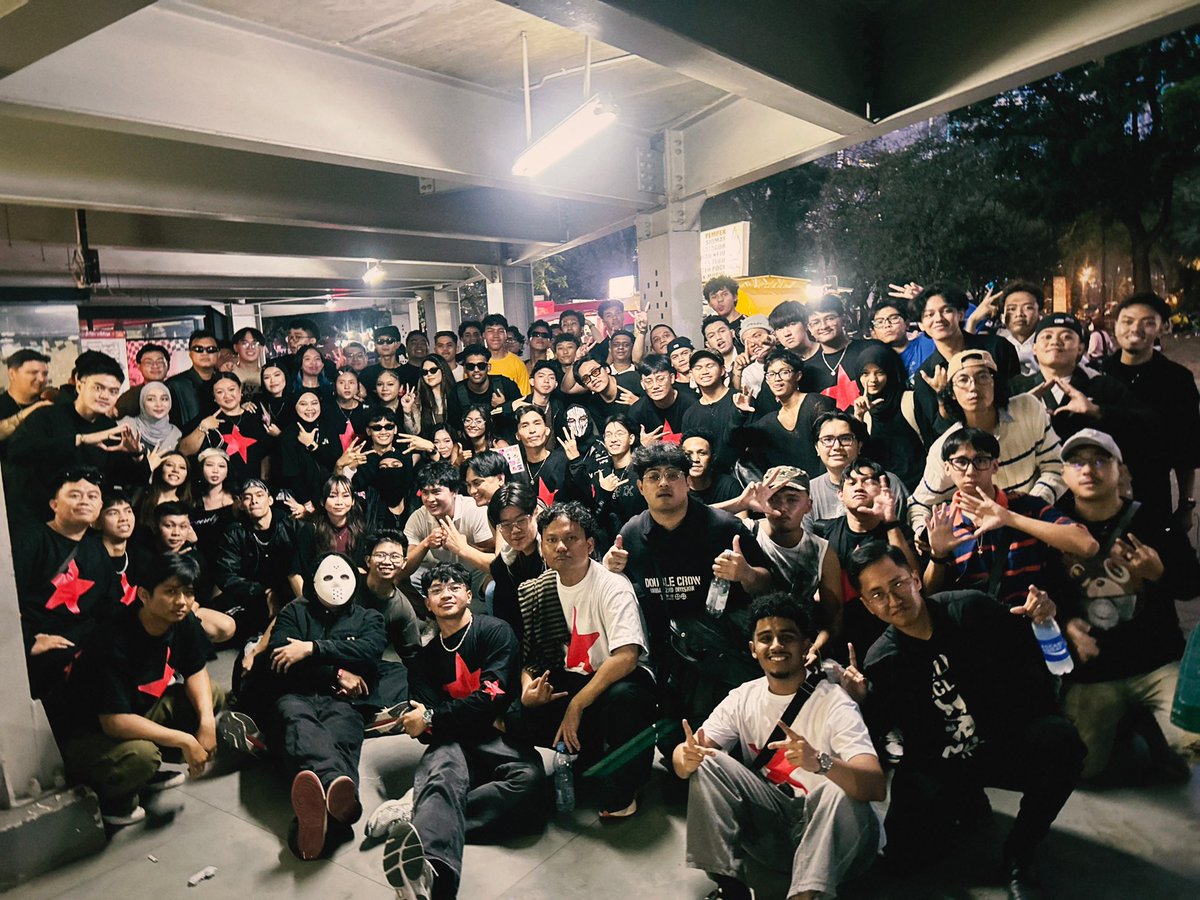 okinawa90s's tweet photo. @kanyewest @yzyupdates WE LOVE YOU SO MUCH YE, THANKYOU FOR LAST NIGHT PERFORMANCE 🥹🥹🥹🥹 https://t.co/JFd7pSFovy
