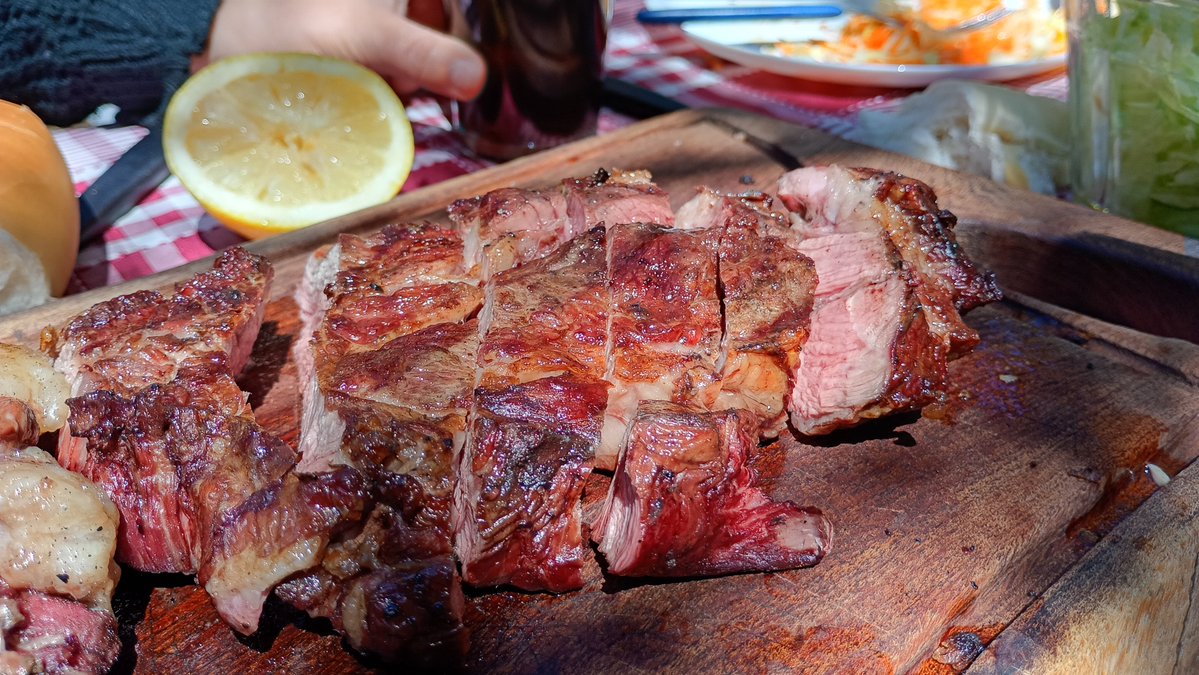 elpietrobrc's tweet photo. La aguja cortada tipo bife de 2 o 3 dedos de ancho a la parrilla es un gol, no lo pienso discutir porque la mayoría no puede salir del asado o vacío para tirar a la parrilla. https://t.co/T2zJ4oMdsX