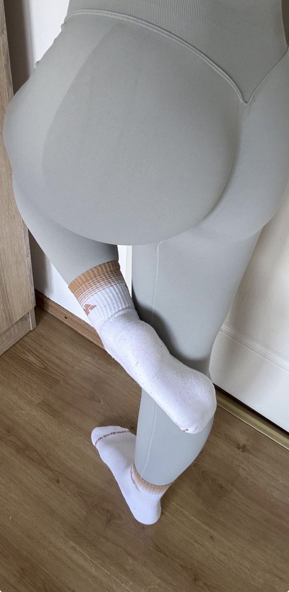 Chicklets09's tweet photo. Socks over leggings https://t.co/bKP23GA7ux