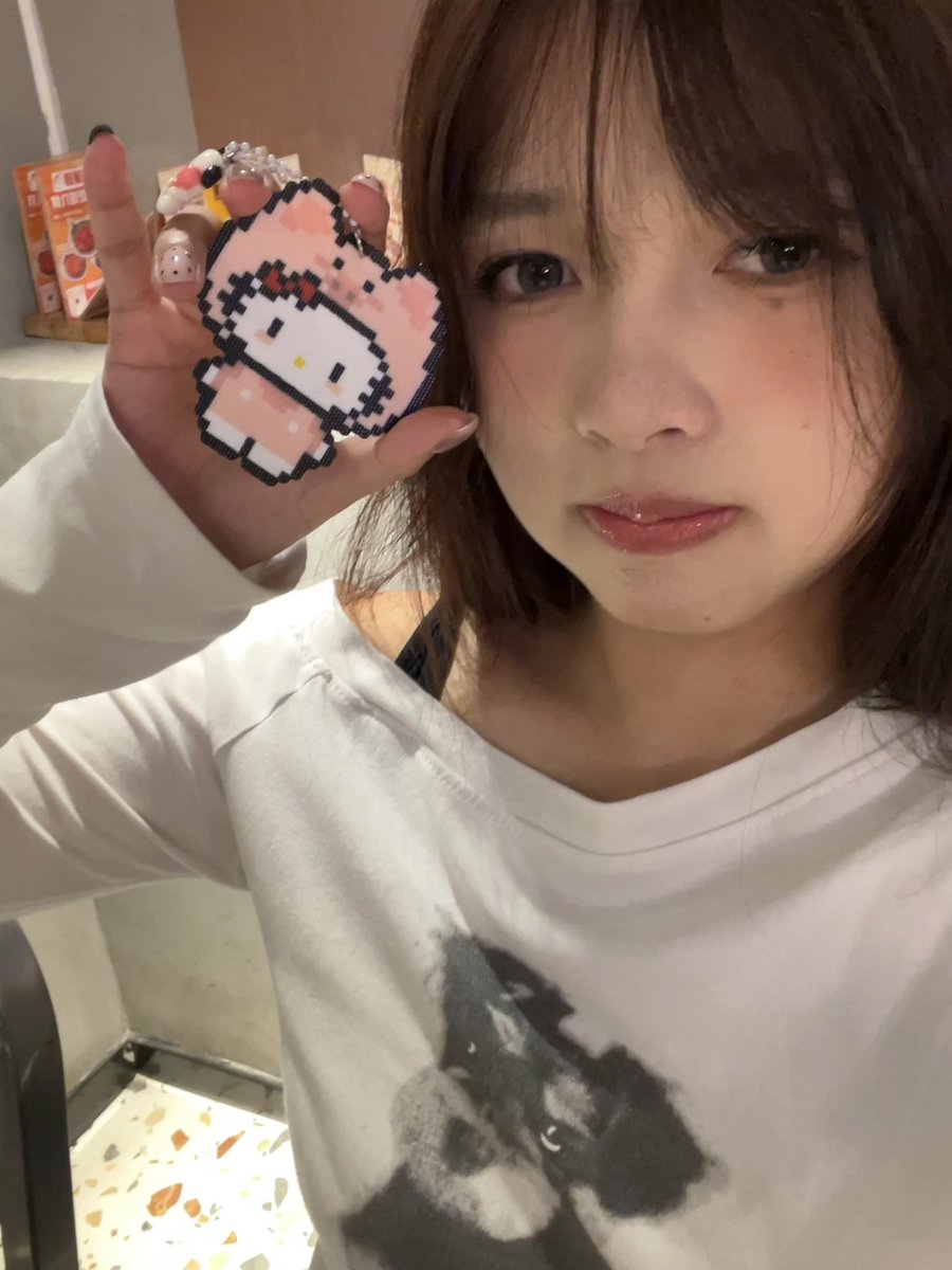 5infor's tweet photo. 我的发色就是一直黑长直到大二 然后新年染了个头发 但是一点也不明显 只有叠滤镜后置看出红色 后面一直掉到那种棕的布丁头 最近又染了一个明显的树莓红 https://t.co/eaLE0xE2LV
