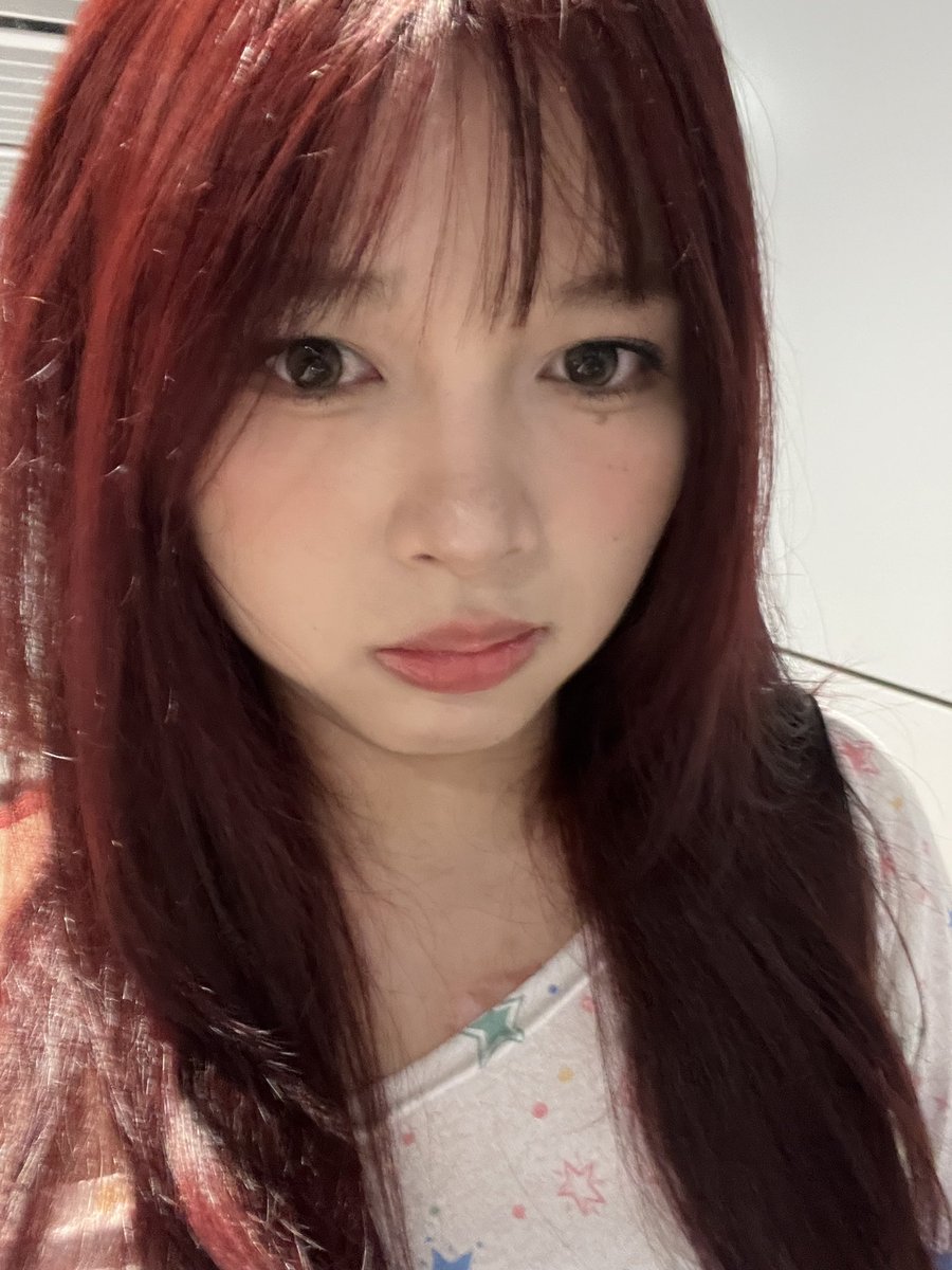 5infor's tweet photo. 我的发色就是一直黑长直到大二 然后新年染了个头发 但是一点也不明显 只有叠滤镜后置看出红色 后面一直掉到那种棕的布丁头 最近又染了一个明显的树莓红 https://t.co/eaLE0xE2LV