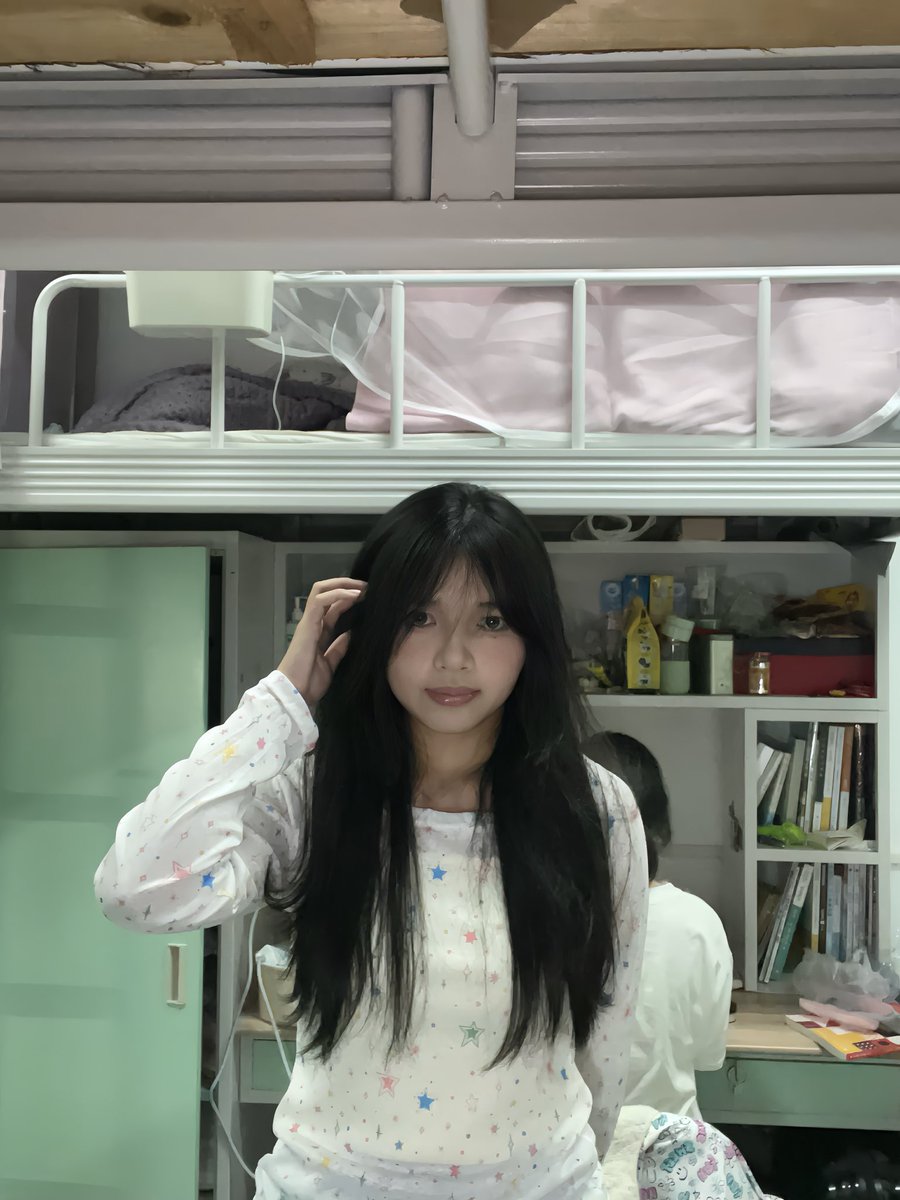 5infor's tweet photo. 我的发色就是一直黑长直到大二 然后新年染了个头发 但是一点也不明显 只有叠滤镜后置看出红色 后面一直掉到那种棕的布丁头 最近又染了一个明显的树莓红 https://t.co/eaLE0xE2LV