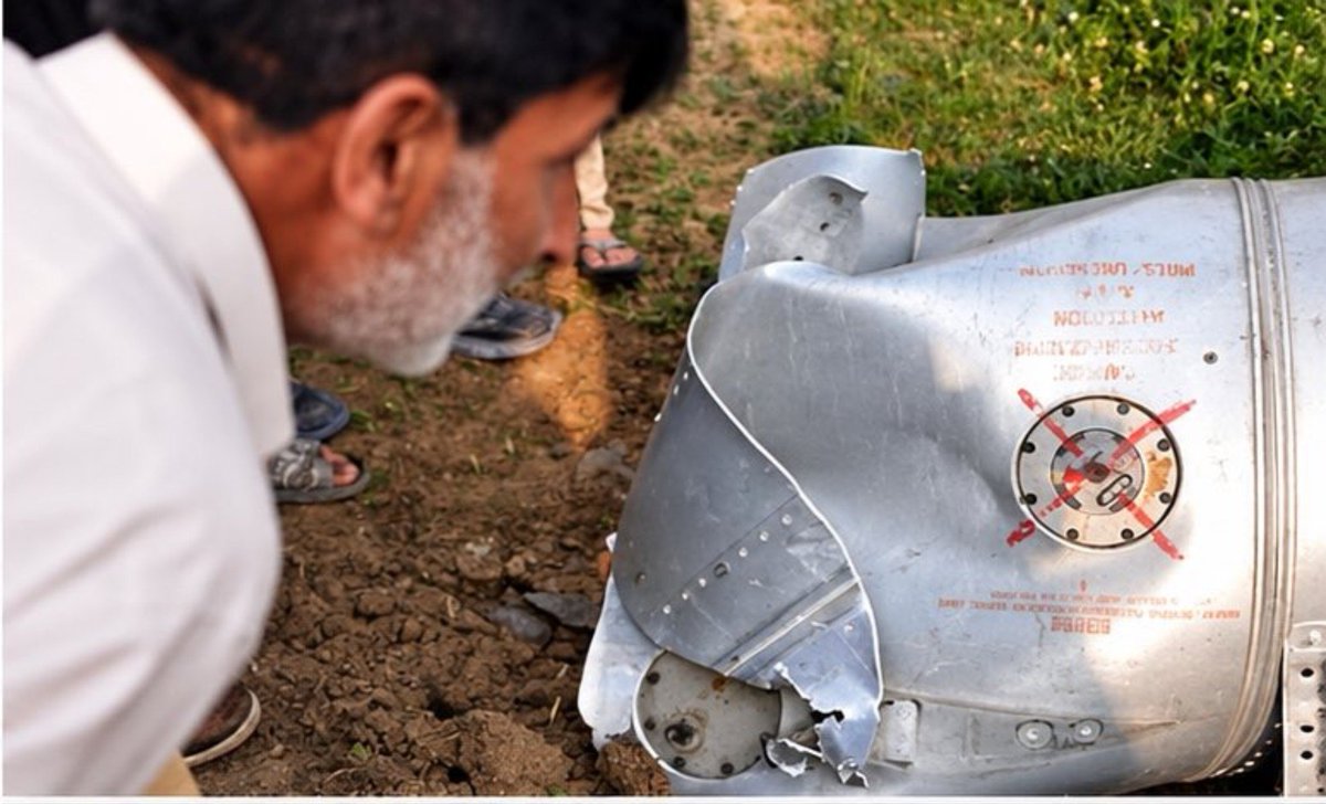 Raad_Pak's tweet photo. Dude just casually showing their own Mirage 2000's wreckage, fell in Pompore, IOK. 

Fuel tanks fell nearby houses and jet crashed into a school building. Later visuals released by BBC

Ultra pro max bezti alongside a outlandish story https://t.co/t20YAJPcE8