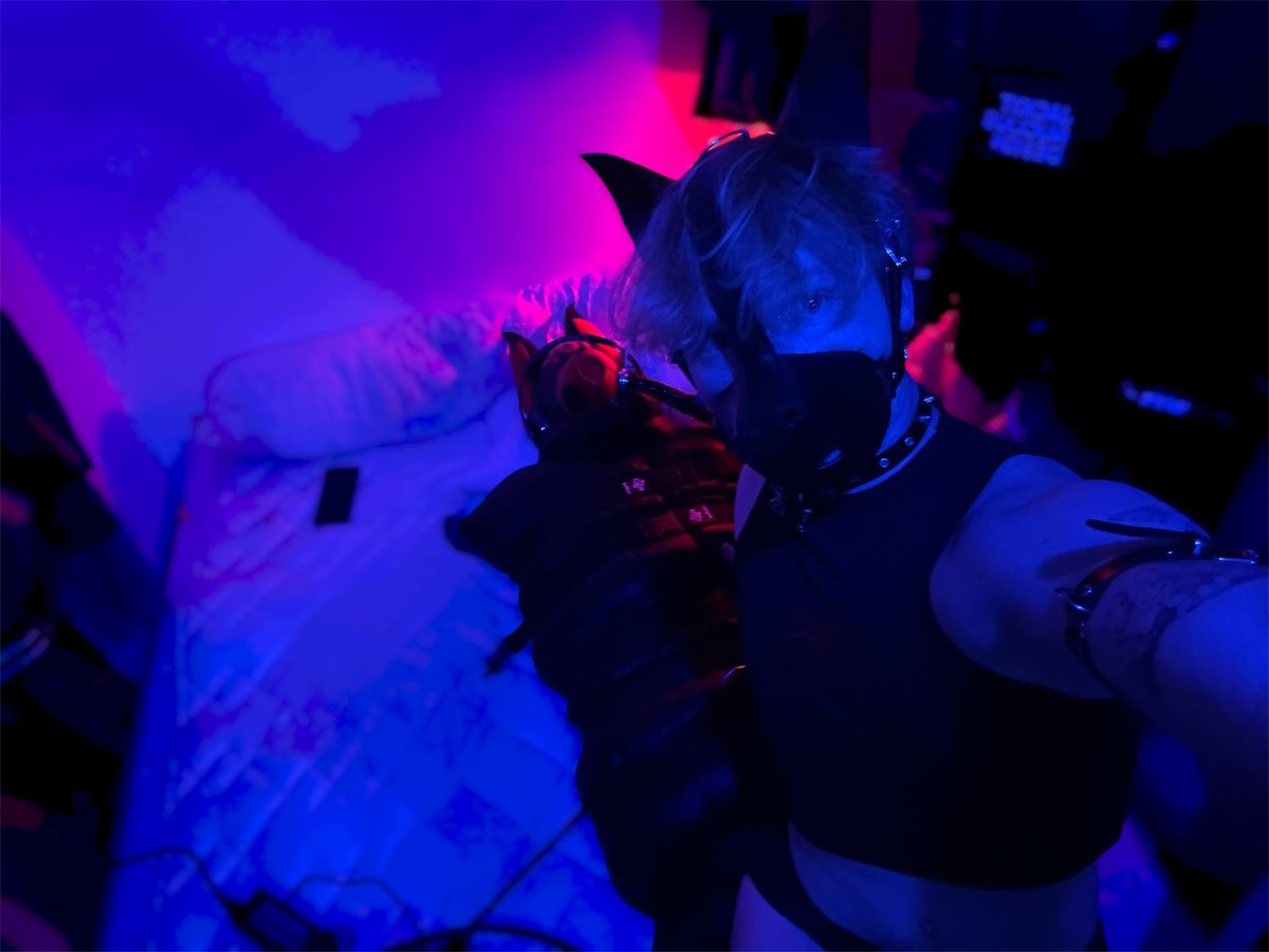 Onaaa____'s tweet photo. Puppy boy milking the naughty boy @EnialsKinky 🤭🐕

Silicone hood and thighs high by @FeturaX 

#kinky #silicone #puppyboy https://t.co/wPDswHWfgf