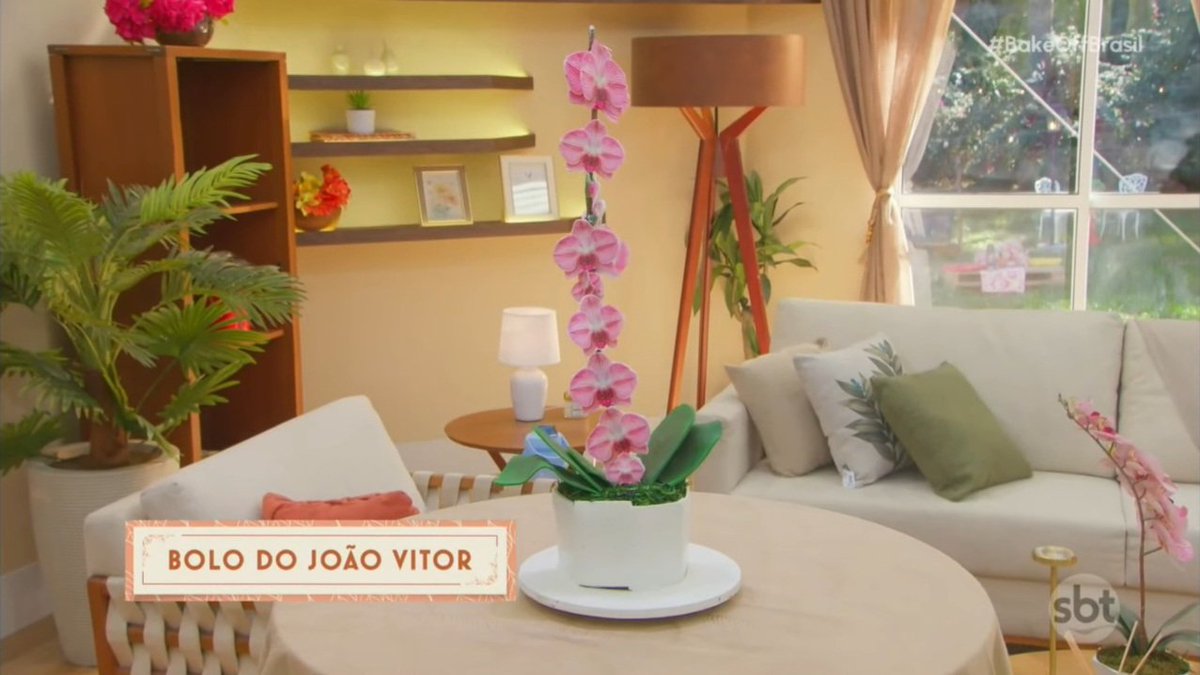 bakeoff_pedia's tweet photo. Agora, vendo a avaliação, eu entendi porque o João Vitor Vas não ganhou o Avental Azul no ep. de ontem: além da falta de proporção que a Beca citou na parte do vaso de flores, as orquídeas foram todas feitas com colagem de papel arroz e não com pintura.+
#BakeOffBrasil https://t.co/1qIPSpescL