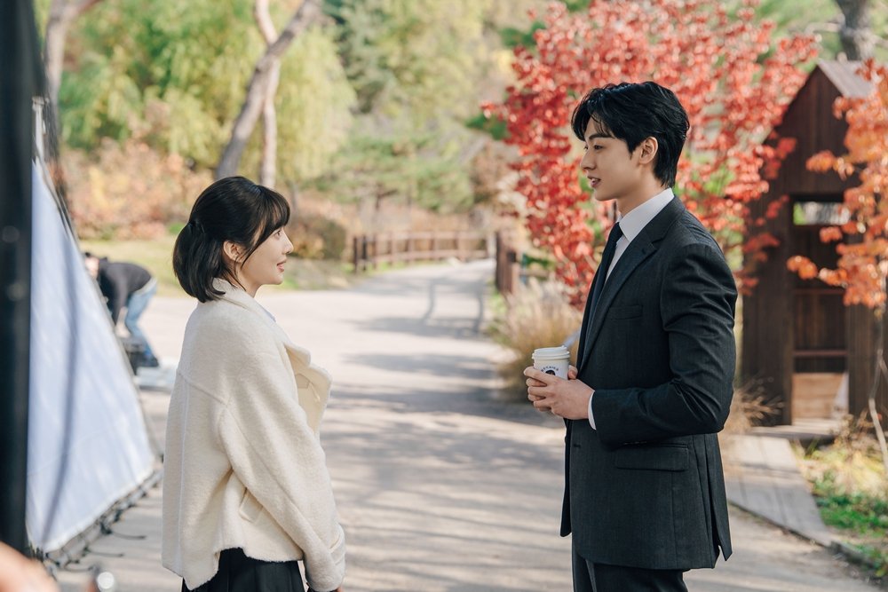 JOYful_global's tweet photo. TV Report · Heo Jang-won
the original “One of a Kind Romance” webtoon won the Grand Prize at the 2017 Naver Webtoon Youth Romance Contest and later reached around 390 million cumulative global views with a 9.98 rating.

its live-action adaptation stars #JOY / Park Sooyoung as Gong Yu-il and premieres November 9 at 6 PM KST 💚

#조이 #레드벨벳조이 @RVsmtown