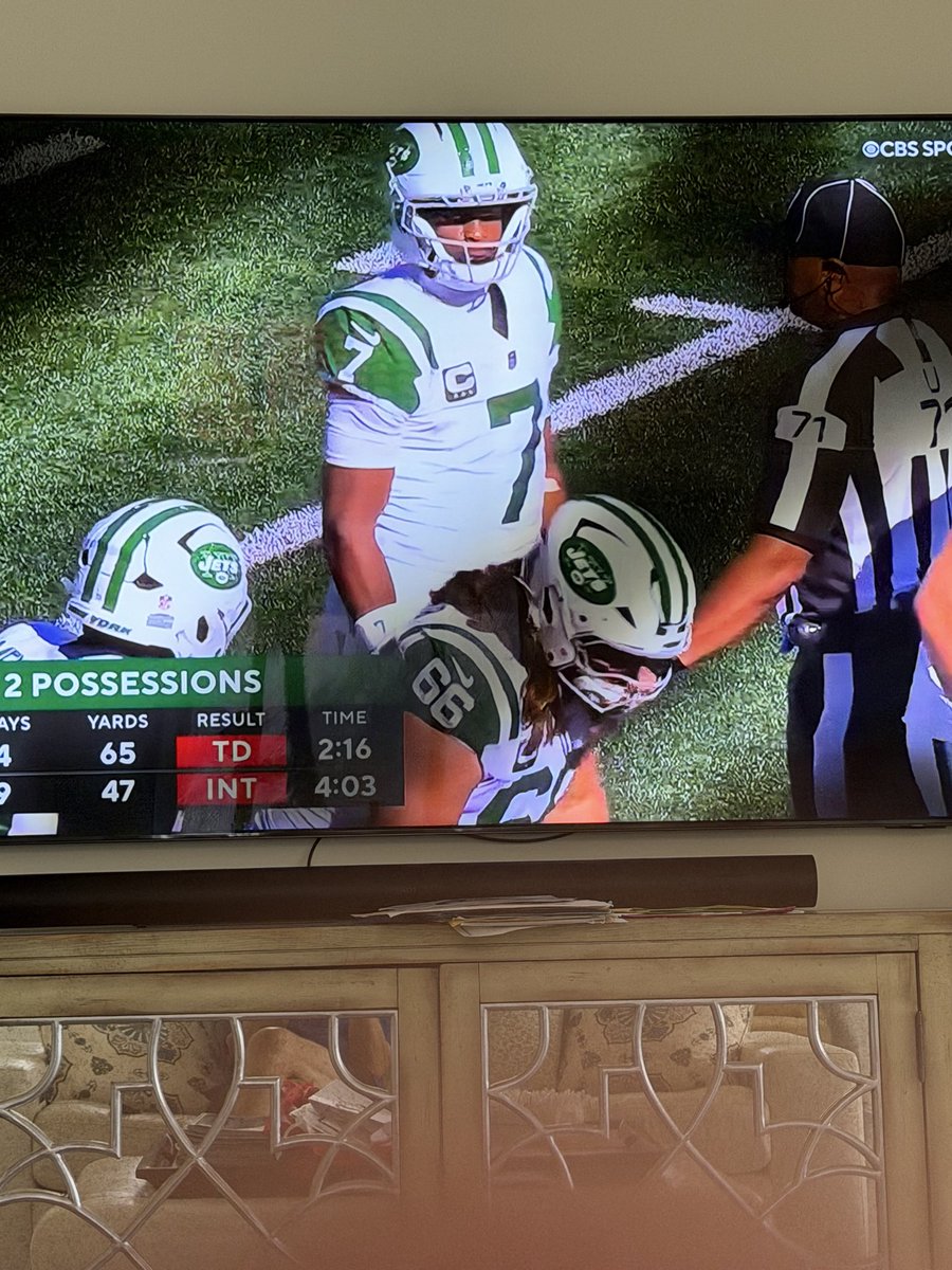 HowieRose's tweet photo. Can the @nyjets just go back to these uniforms permanently, once and for all? The classics are always the best. https://t.co/k0wyu43Poj