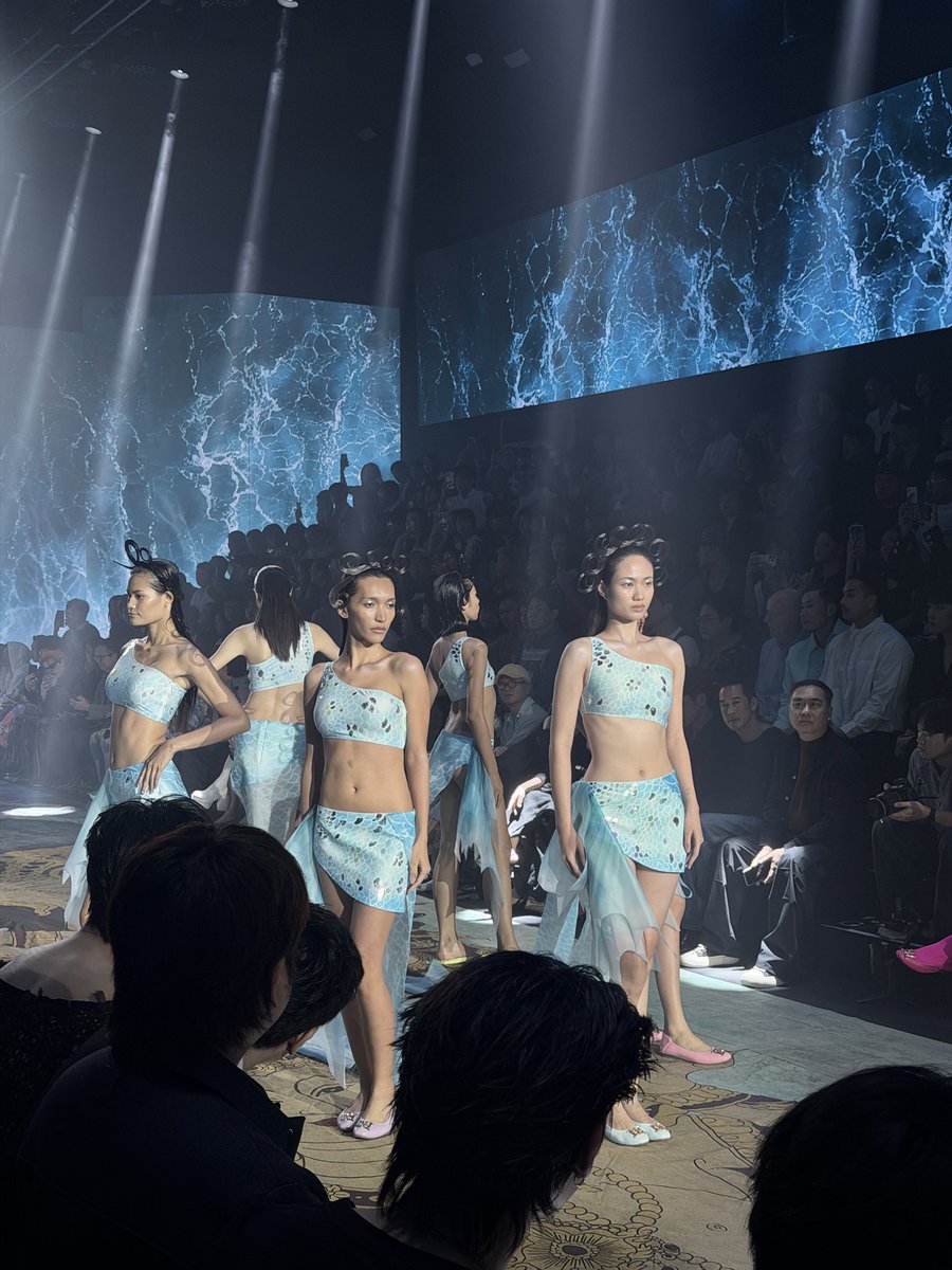 iimmyyim's tweet photo. #ELLEFashionWeek2026
#EFW26ATICONSIAM
#SeeYouAtTheTent
#ICONSIAM https://t.co/ubSGvex8Co