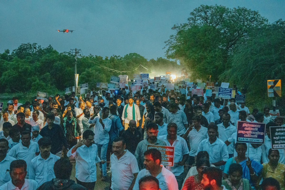 annamalai_k's tweet photo. இன்று மாலை, கரூர் மாவட்டத்தில், 'தாதம்பாளையம் ஏரியை மீட்போம், கரூரைக் காப்போம்' விழிப்புணர்வு நடைபயணத்தில் பங்கேற்றதில் பெருமகிழ்ச்சி அடைகிறேன்.

நீர்நிலைகளைப் பாதுகாப்பது, ஆக்கிரமிப்புகளை அகற்றுவது, மழைநீரைச் சேமிப்பது ஆகியவை எதிர்காலத் தலைமுறைக்கான நமது கடமைகள். தாதம்பாளையம் ஏரியை மீட்டெடுத்து, நீர்வளத்தை மேம்படுத்த மக்களிடம் விழிப்புணர்வு ஏற்படுத்துவதே இந்த நடைபயணத்தின் முக்கிய நோக்கம்.

மேலும், வனத்துறையின் கைவசம் உள்ள எரியின் பகுதிகளை  பொதுப்பணித்துறை மீட்டெடுக்க தமிழக அரசு நடவடிக்கை எடுக்க வேண்டும் என்பதே நமது பிரதான கோரிக்கையாகும்.

நமது @WTLFoundation சார்பில், தமிழகம் முழுவதும் நீர்நிலைகள் பாதுகாப்பு, சுற்றுச்சூழல் மேம்பாடு மற்றும் மரக்கன்றுகள் நடுதல் உள்ளிட்ட மக்கள் நலப் பணிகளை முன்னெடுத்து வருகிறோம். மக்கள் பங்கேற்புடன் 
நீர்நிலைகளை மீட்டெடுத்து, 
நீர்வளத்தைப் 
பெருக்கி, வளமான தமிழகத்தை உருவாக்குவோம். (1/2)