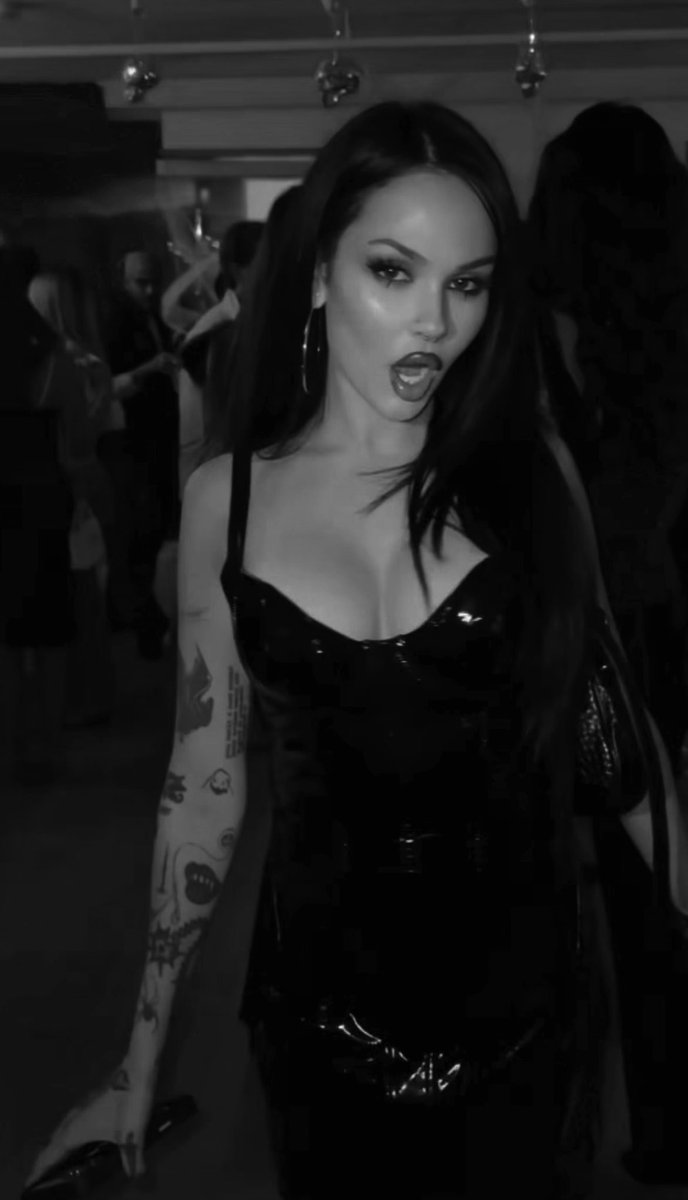 ssafteynet's tweet photo. momma looks SOOO GOOD 🦇 https://t.co/doNaBPCezb