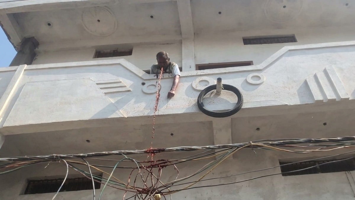 Goreunit's tweet photo. Man spits gutkha from 3rd-floor balcony, dies after coming in contact with 11kV wire https://t.co/QXfEfBZd0w
