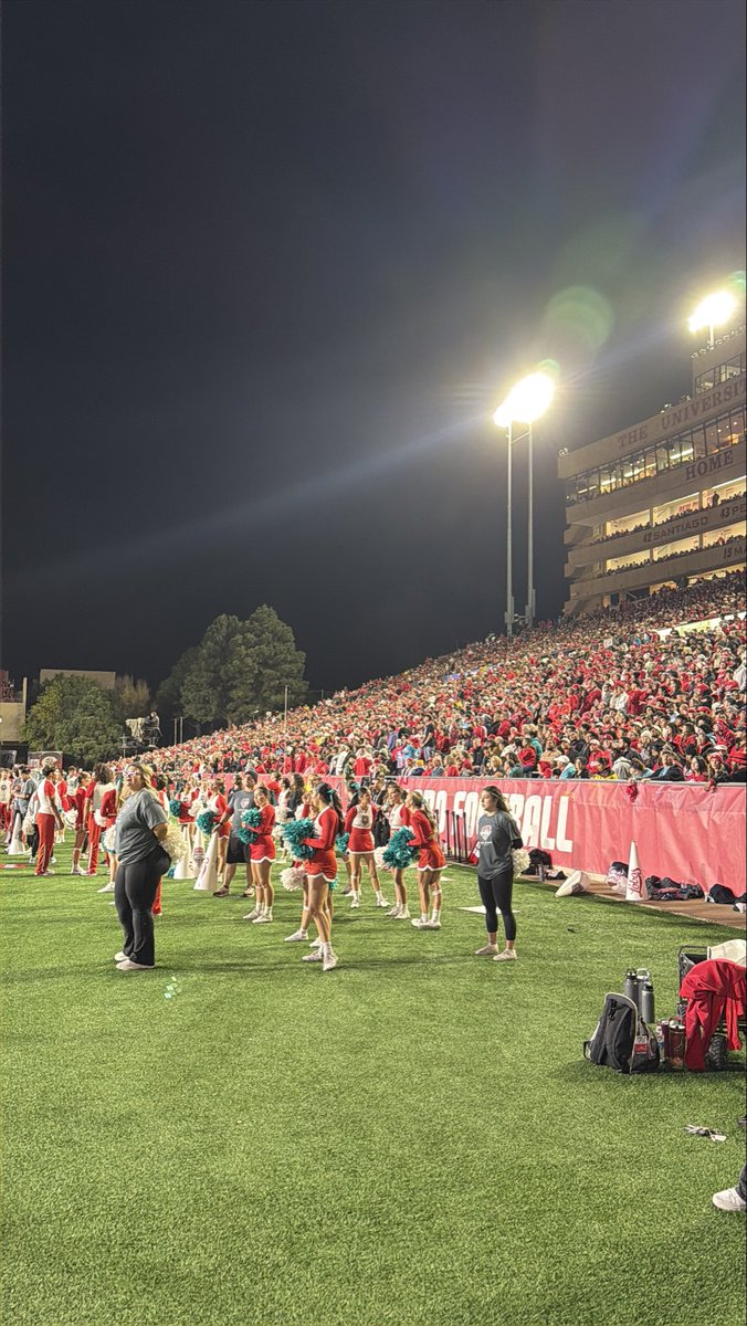 FreddyLA7's tweet photo. The UNM game last night was such a cool experience and made us think that we might actually prefer games in smaller stadiums.

The atmosphere feels more personal and you keep running into the same people over and over again. At the tailgate, in the stadium, after the game at Raising Cane’s.

Obviously the experience in those huge 80,000+ stadiums is hard to beat but these smaller venues have their own charm too.

And the atmosphere last night was really good as well!