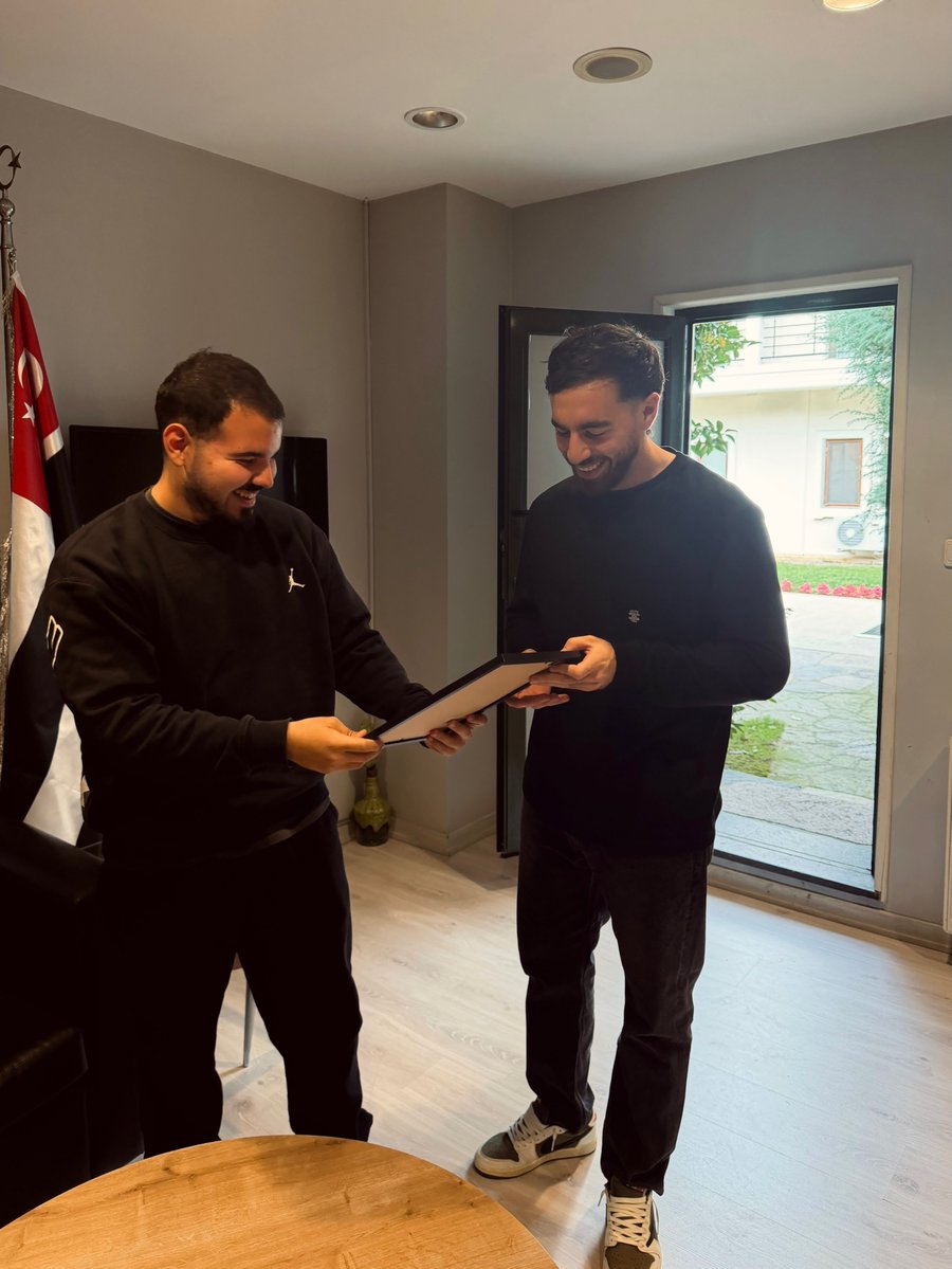 kokcuarsivi's tweet photo. Orkun'a Nevzat Demir tesislerinde resim hediye edilmiş https://t.co/q4LJTqBQsF