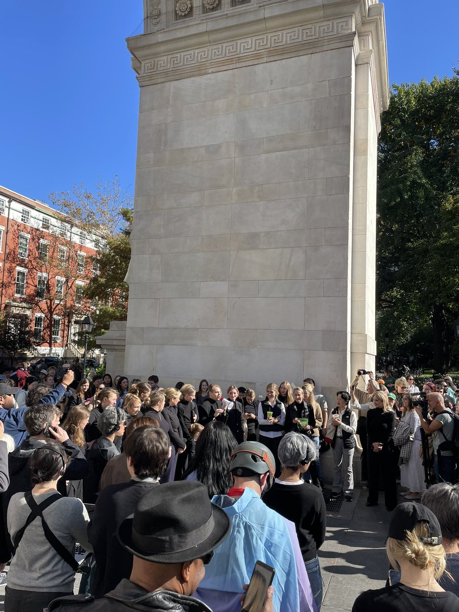 kev_esh's tweet photo. Elizabeth Holmes lookalike competition at Washington Square Park https://t.co/yu4rf5kHOo