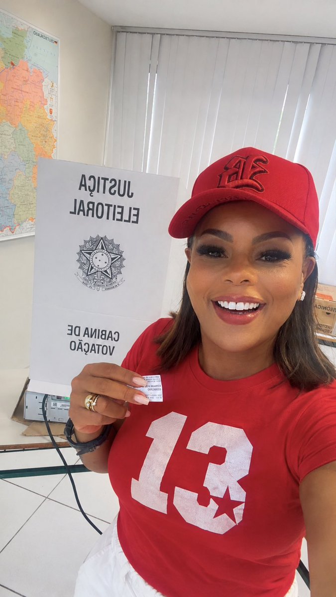 TatiQBOficial's tweet photo. #HojeEuVotoLula https://t.co/XG1466gQMx
