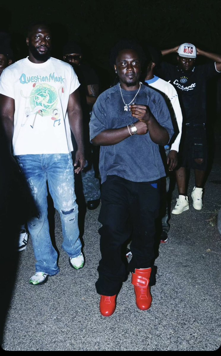 Societyhate666's tweet photo. 🚨Kweku smoke seen wearing 20k Ghana cedis on his feet. Br3foc ba sisi nyame ay3 bi 🤣 https://t.co/RWo6MWK4nX