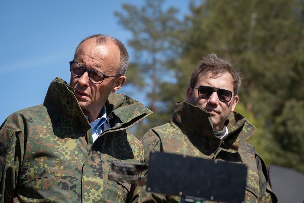 MyHamster_atX's tweet photo. Wie dermaßen fertig muss eine Regierung sein, die nahezu nur noch in die militärische Aufrüstung Unsummen reinballert, gegen imaginäre Feinde.
Völlig krank. https://t.co/YeCXLyDfUk