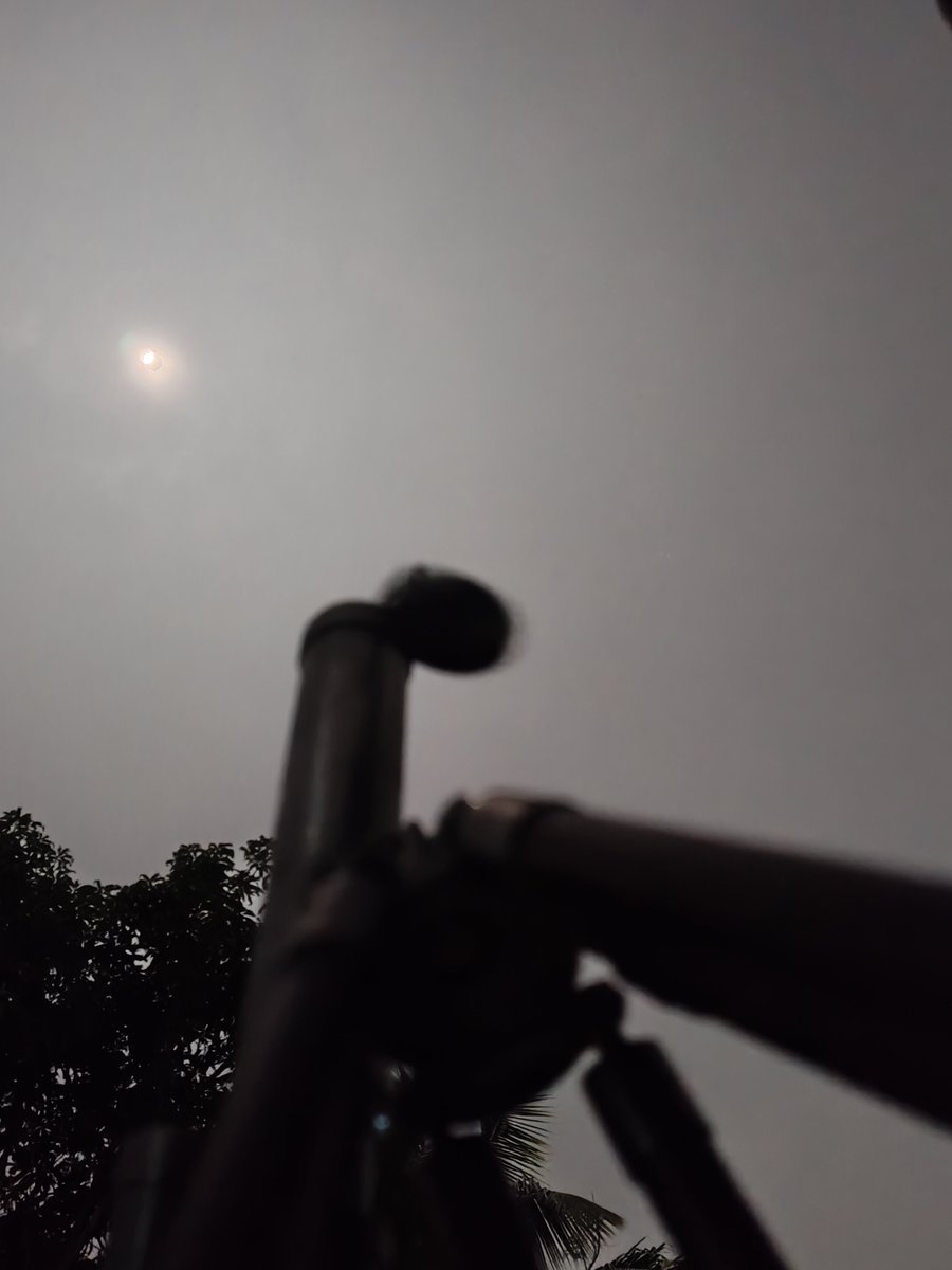 electricfoo's tweet photo. I'm looking at it with a telescope too, but not able to take photo through telescope with camera! https://t.co/5Sarq7JLBl
