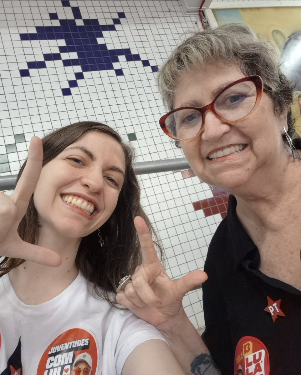 vicpirata's tweet photo. eu e mamis, fãs de Jão, exercendo nossa cidadania e lutando pela democracia ❤️⭐️ 
#EuVotoFazendoL #LobosComLula https://t.co/H9Eq0KNiqp